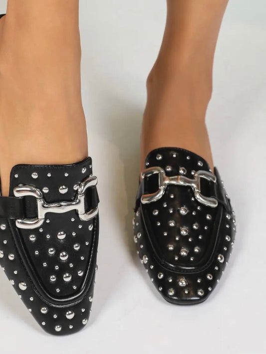Mules plates, noires avec clous argenté. Taille normal. Du 36 au 41.