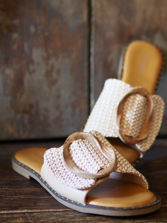 Mules plates beiges et partie tressée beige/camel avec le détail de la boucle en bois qui fait sa beauté. Petit coussin sur la semelle qui la rend confortable. 

Hauteur talon 1,5cm.
Taille normal mais si entre 2 pointures prendre la pointure au dessus.