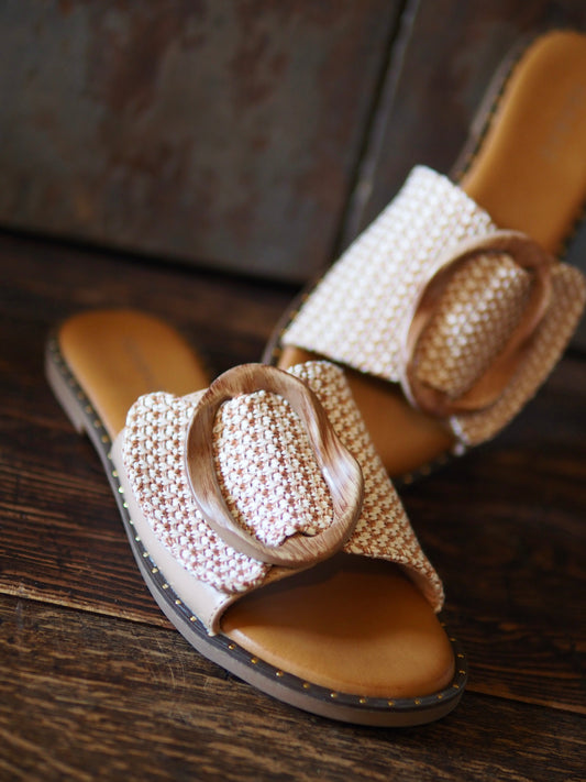 Mules plates beiges et partie tressée beige/camel avec le détail de la boucle en bois qui fait sa beauté. Petit coussin sur la semelle qui la rend confortable. 

Hauteur talon 1,5cm.
Taille normal mais si entre 2 pointures prendre la pointure au dessus.