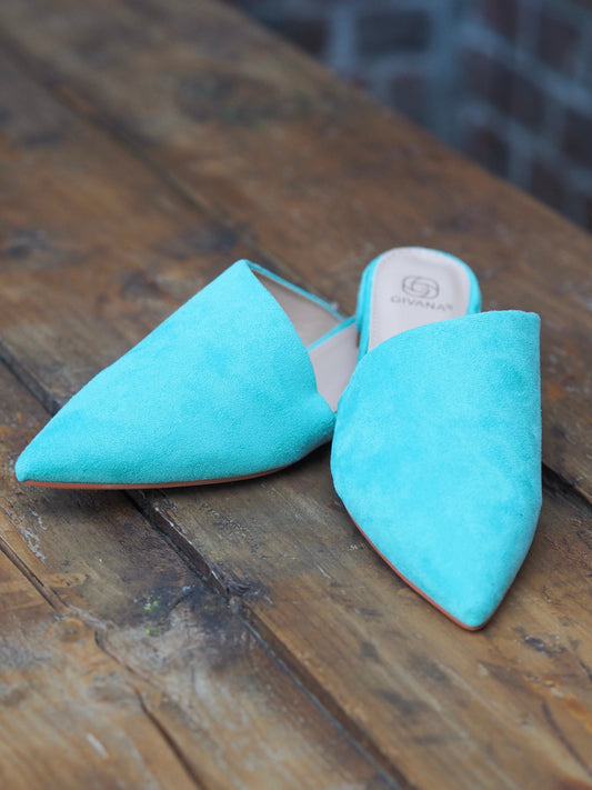 Mules style babouches turquoise. Effet daim.  Taille : si entre 2 pointures prendre la plus élevées. Hauteur talons 1,5cm. Du 36 au 41.