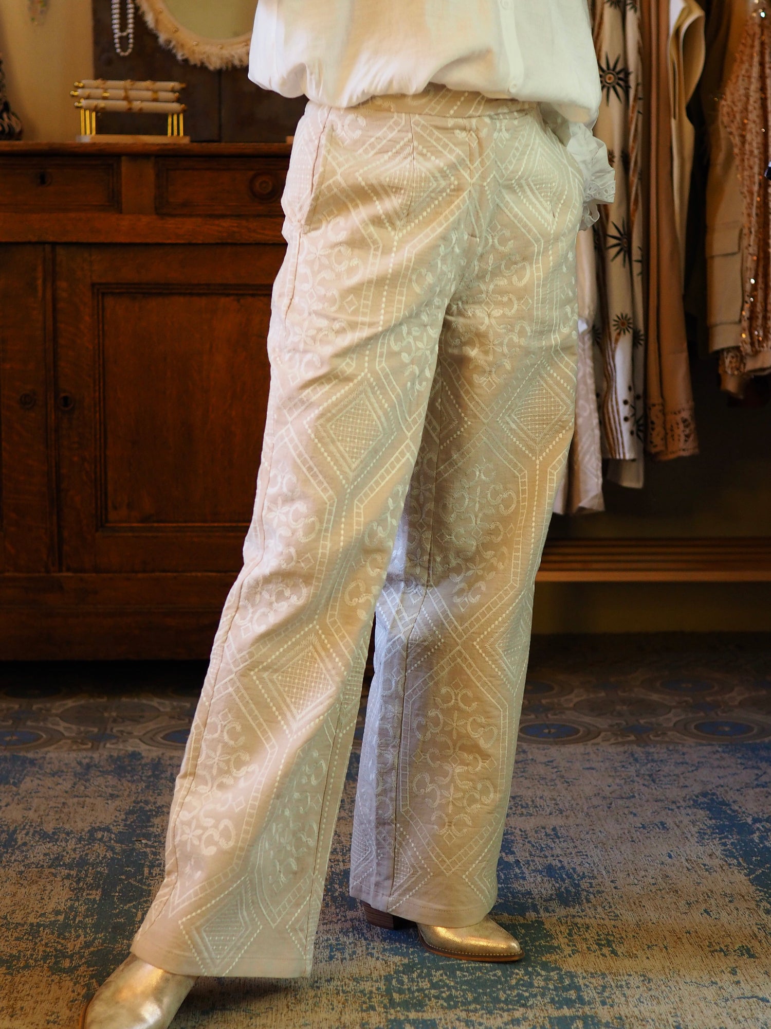 Magnifique pantalon beige brodé écru. 2 poches cotés. 

45% Lin 55% Coton.
Taille S/36 M/38 et L/40.
 Tour de taille du S : 76cm
Tour de taille du M : 80cm
Tour de taille du L : 84cm