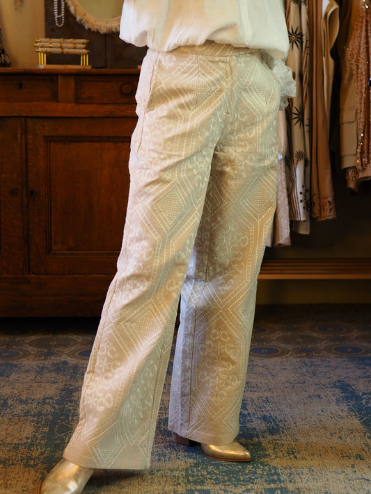 Magnifique pantalon beige brodé écru. 2 poches cotés. 

45% Lin 55% Coton.
Taille S/36 M/38 et L/40.
 Tour de taille du S : 76cm
Tour de taille du M : 80cm
Tour de taille du L : 84cm