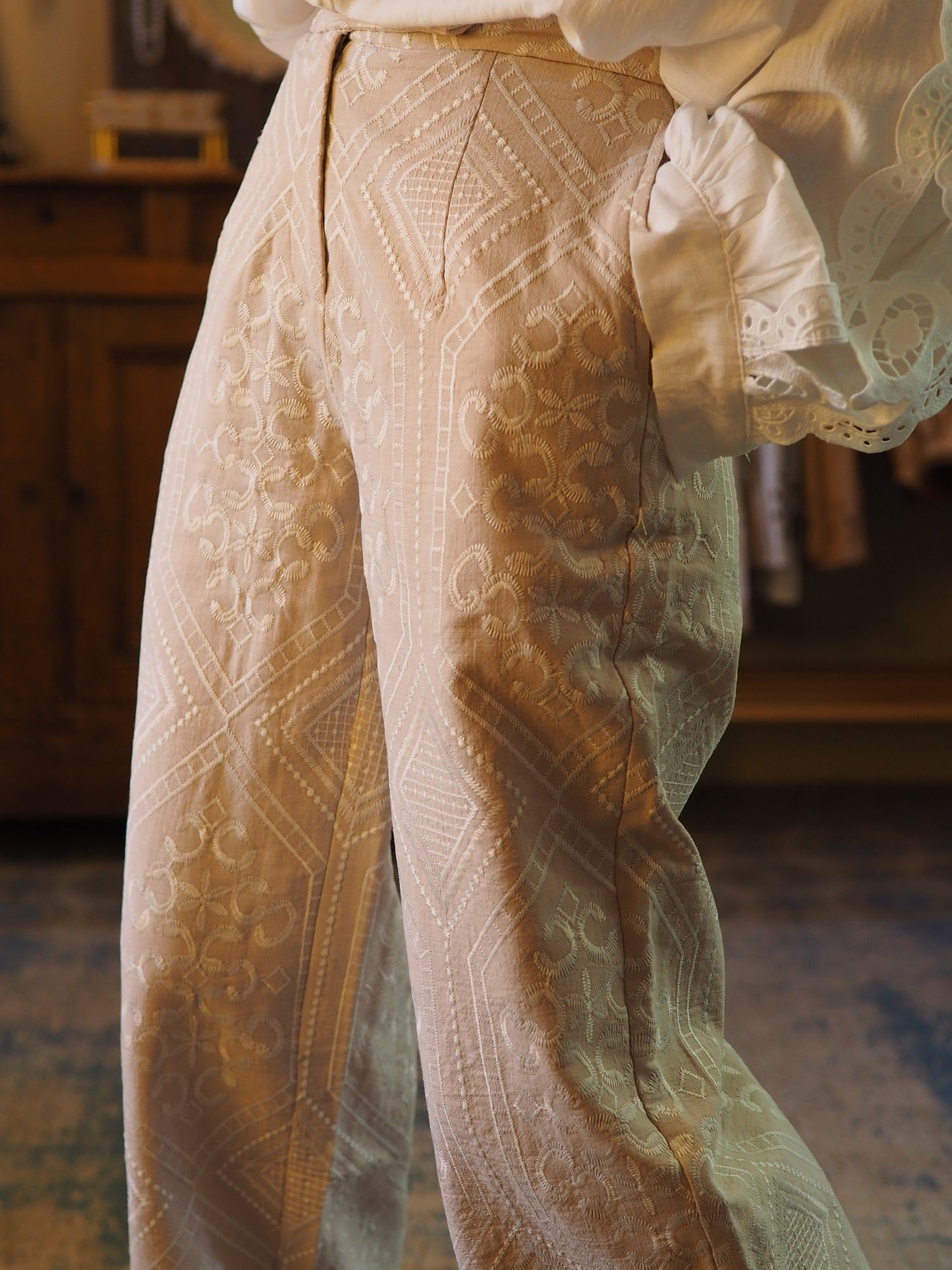 Magnifique pantalon beige brodé écru. 2 poches cotés. 

45% Lin 55% Coton.
Taille S/36 M/38 et L/40.
 Tour de taille du S : 76cm
Tour de taille du M : 80cm
Tour de taille du L : 84cm
