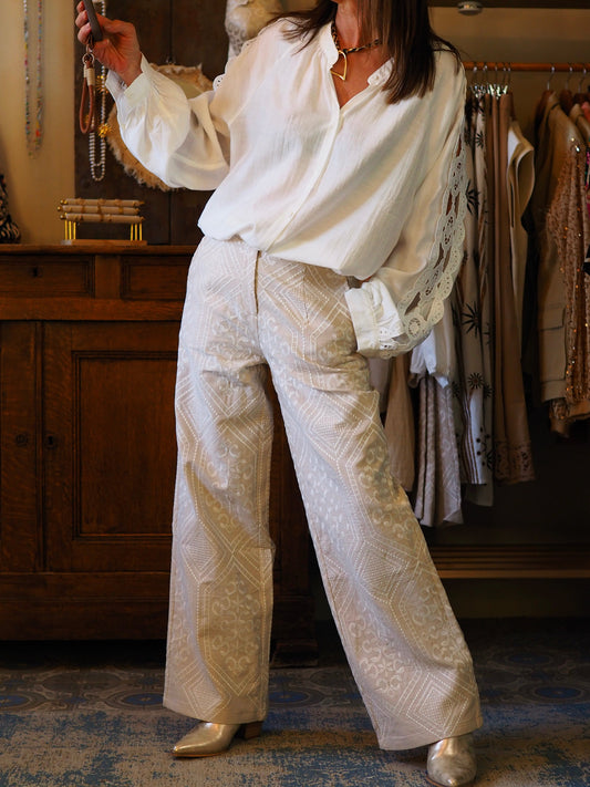 Magnifique pantalon beige brodé écru. 2 poches cotés. 

45% Lin 55% Coton.
Taille S/36 M/38 et L/40.
 Tour de taille du S : 76cm
Tour de taille du M : 80cm
Tour de taille du L : 84cm
