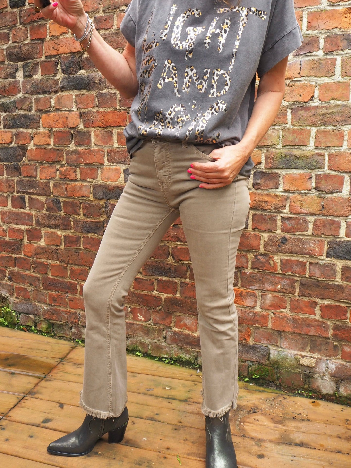 Pantalon beige/taupe. Bas effiloché.

97% Coton 3% Elastane.
Taille XS/34 S/36 M/38 L/40 XL/42.