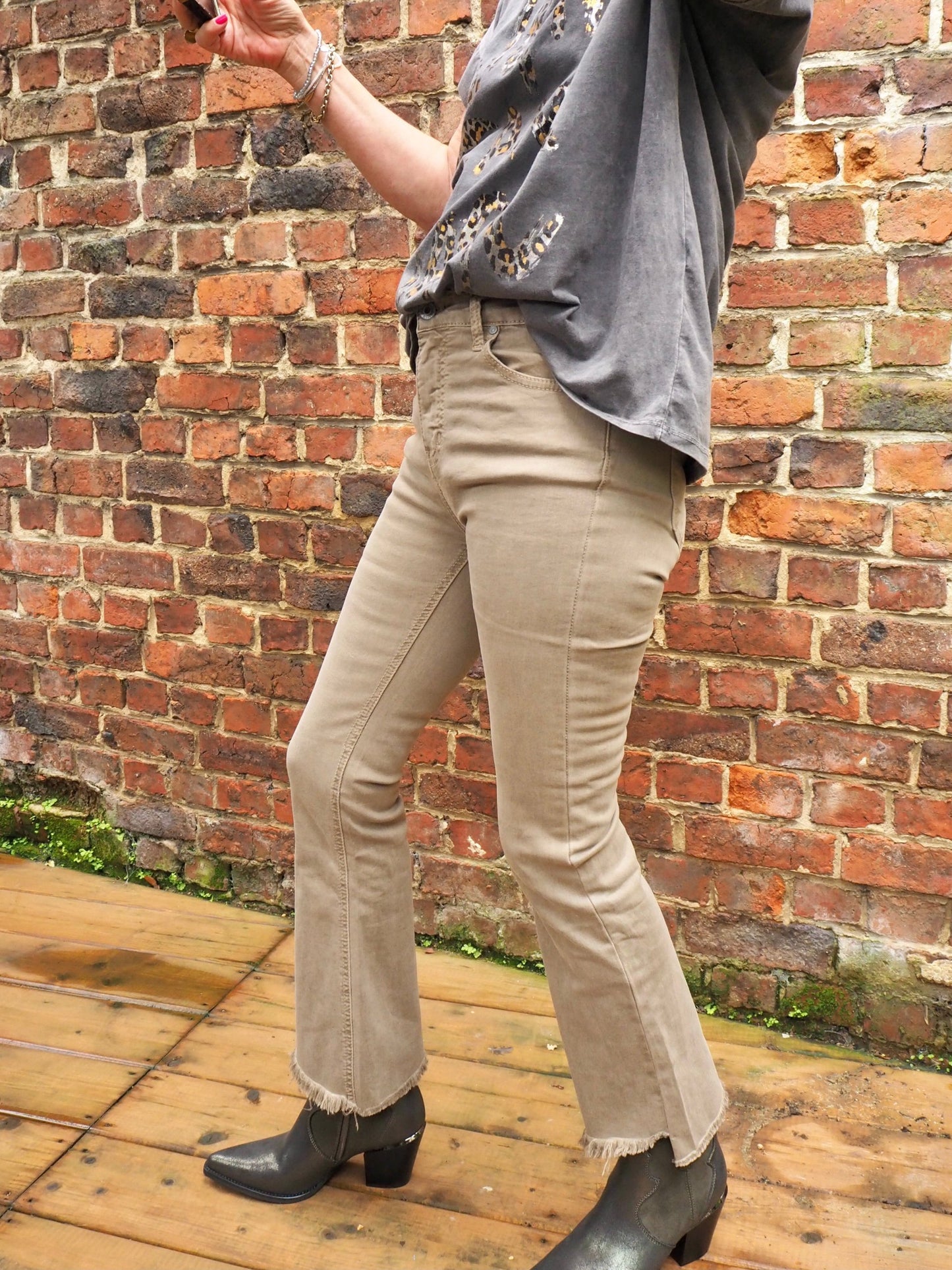 Pantalon beige/taupe. Bas effiloché.

97% Coton 3% Elastane.
Taille XS/34 S/36 M/38 L/40 XL/42.