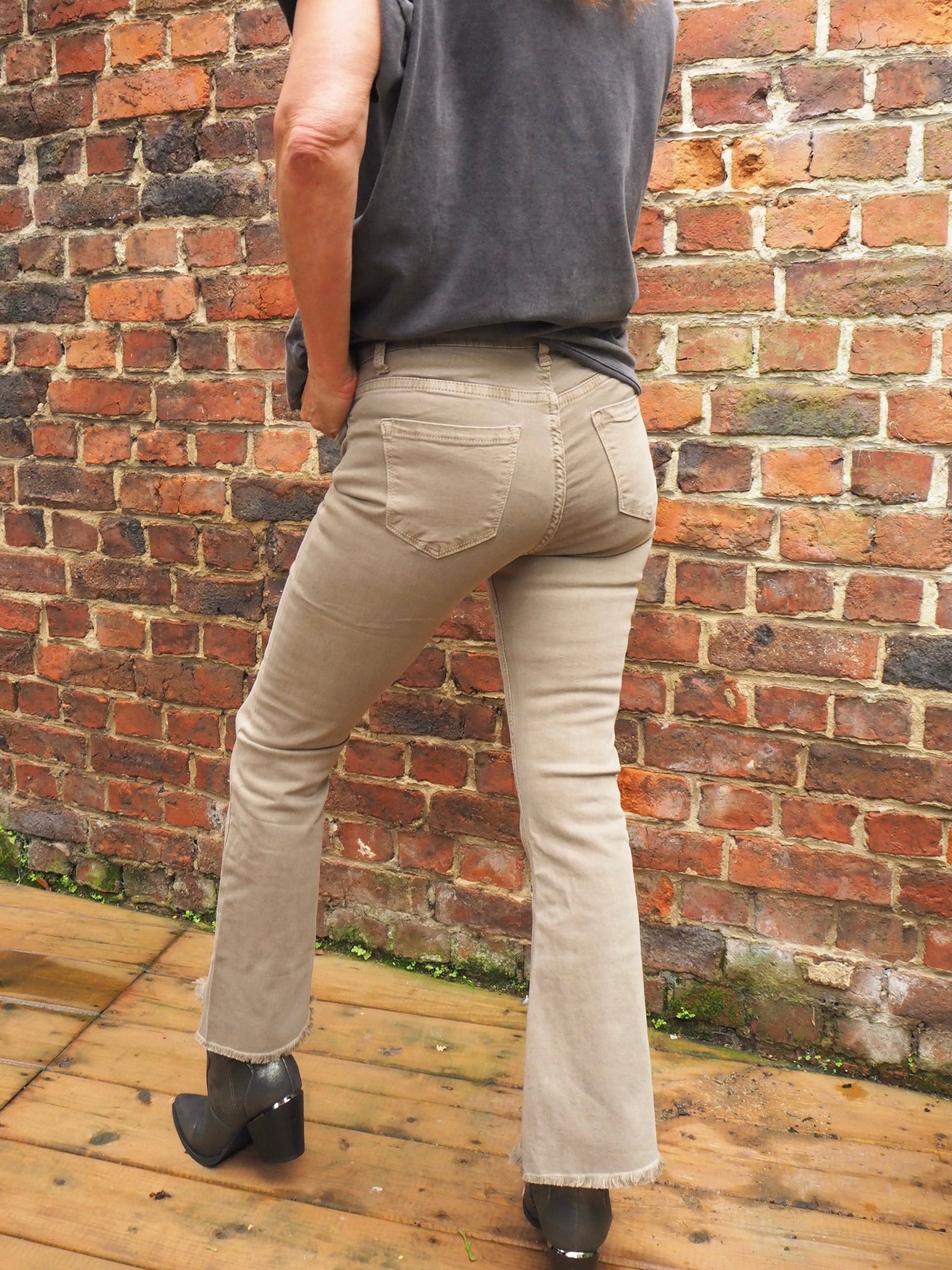 Pantalon beige/taupe. Bas effiloché.

97% Coton 3% Elastane.
Taille XS/34 S/36 M/38 L/40 XL/42.