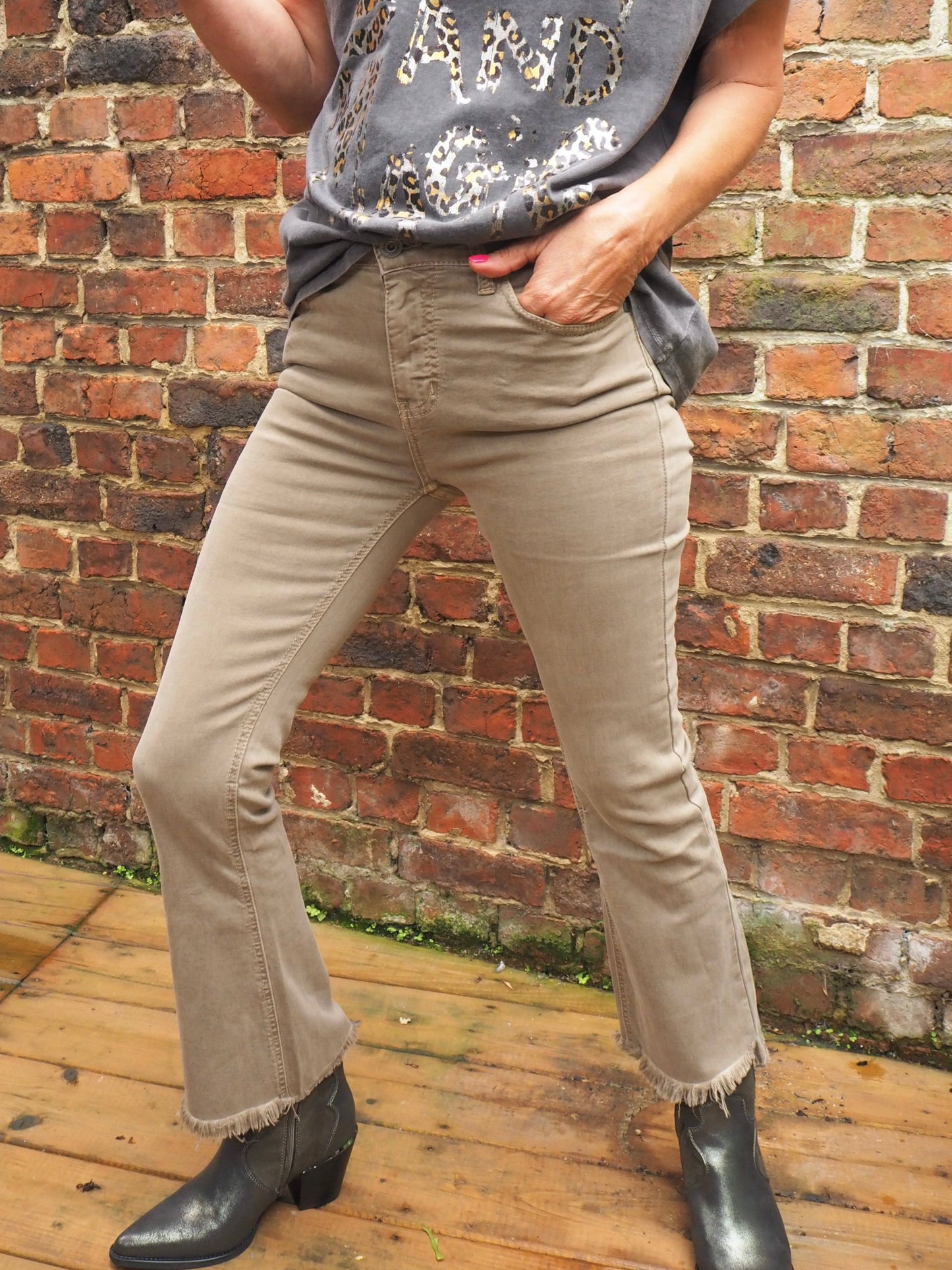 Pantalon beige/taupe. Bas effiloché.

97% Coton 3% Elastane.
Taille XS/34 S/36 M/38 L/40 XL/42.