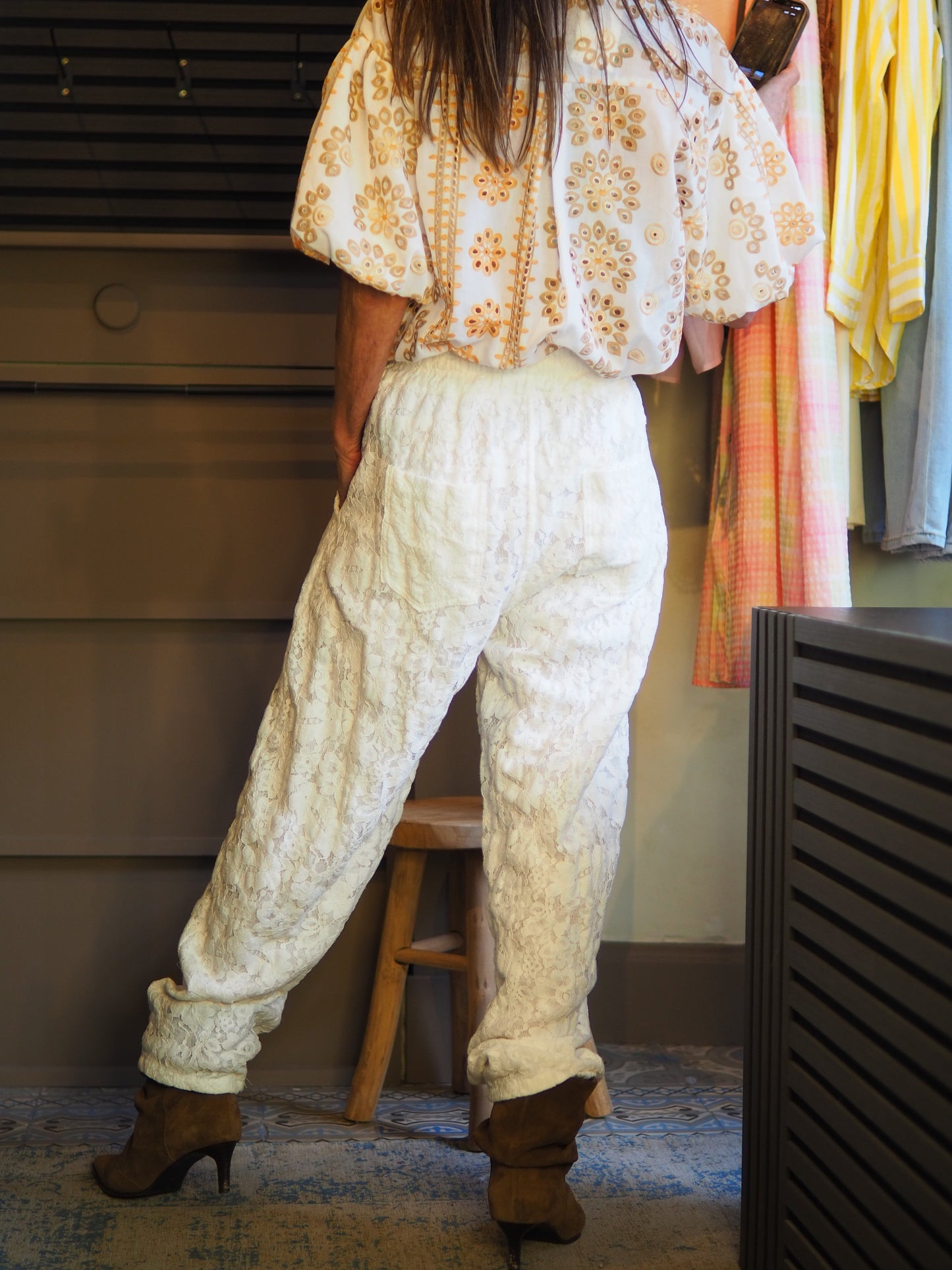 Taille unique convient du 36 au 40.

Mesures : Tour de taille maximum 100cm.
Composition : 100% Coton.
Cathy mesure 1m66 fait un 36 et porte une taille unique.


Pantalon dentelle blanche. Doublé.