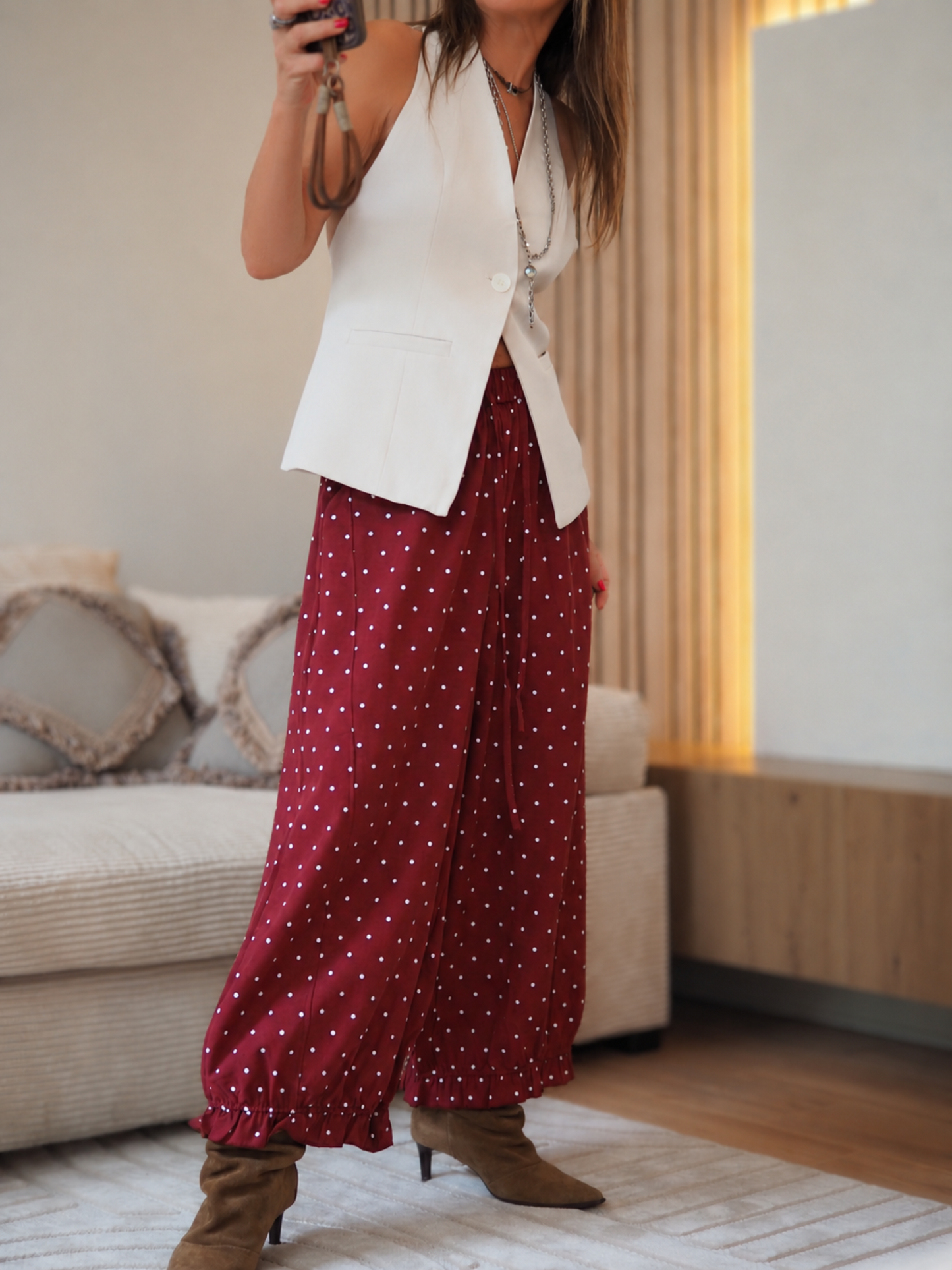 Taille S/M(36/38) et M/L(38/40)

Mesures : S/M : Tour de taille maximum 100cm. ML : Tour de taille maximum 104cm .
Composition : 50% Viscose 50% Lin.
Cathy mesure 1m66 fait un 36 et porte une taille S/M.


Pantalon large à pois bordeaux. Taille et bas élastiques. Poches cotés.