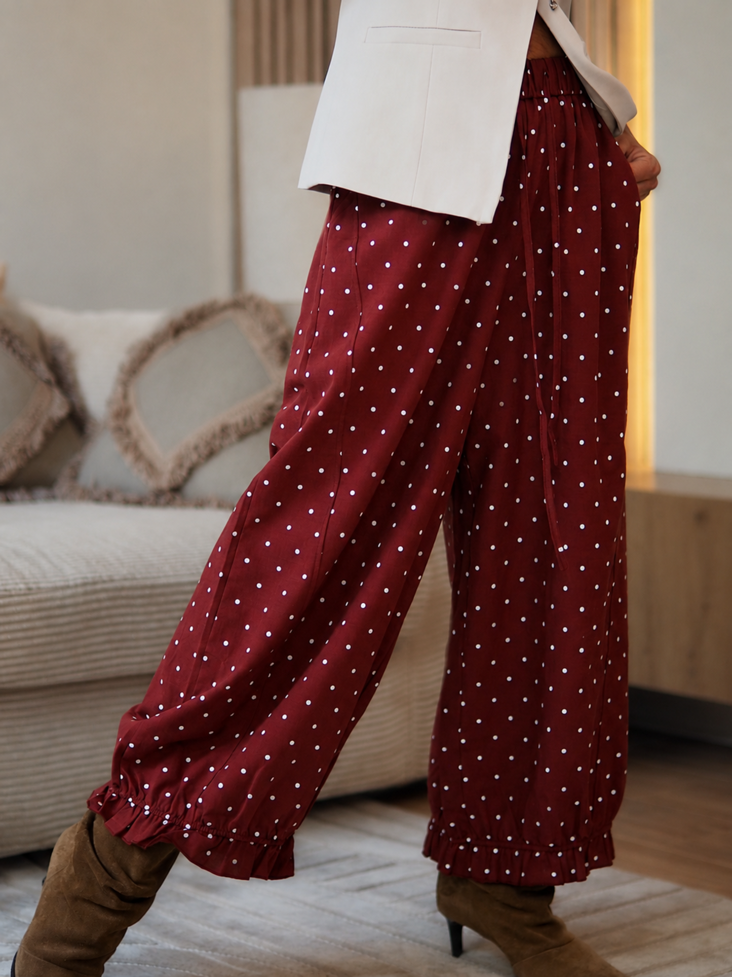 Taille S/M(36/38) et M/L(38/40)

Mesures : S/M : Tour de taille maximum 100cm. ML : Tour de taille maximum 104cm .
Composition : 50% Viscose 50% Lin.
Cathy mesure 1m66 fait un 36 et porte une taille S/M.


Pantalon large à pois bordeaux. Taille et bas élastiques. Poches cotés.