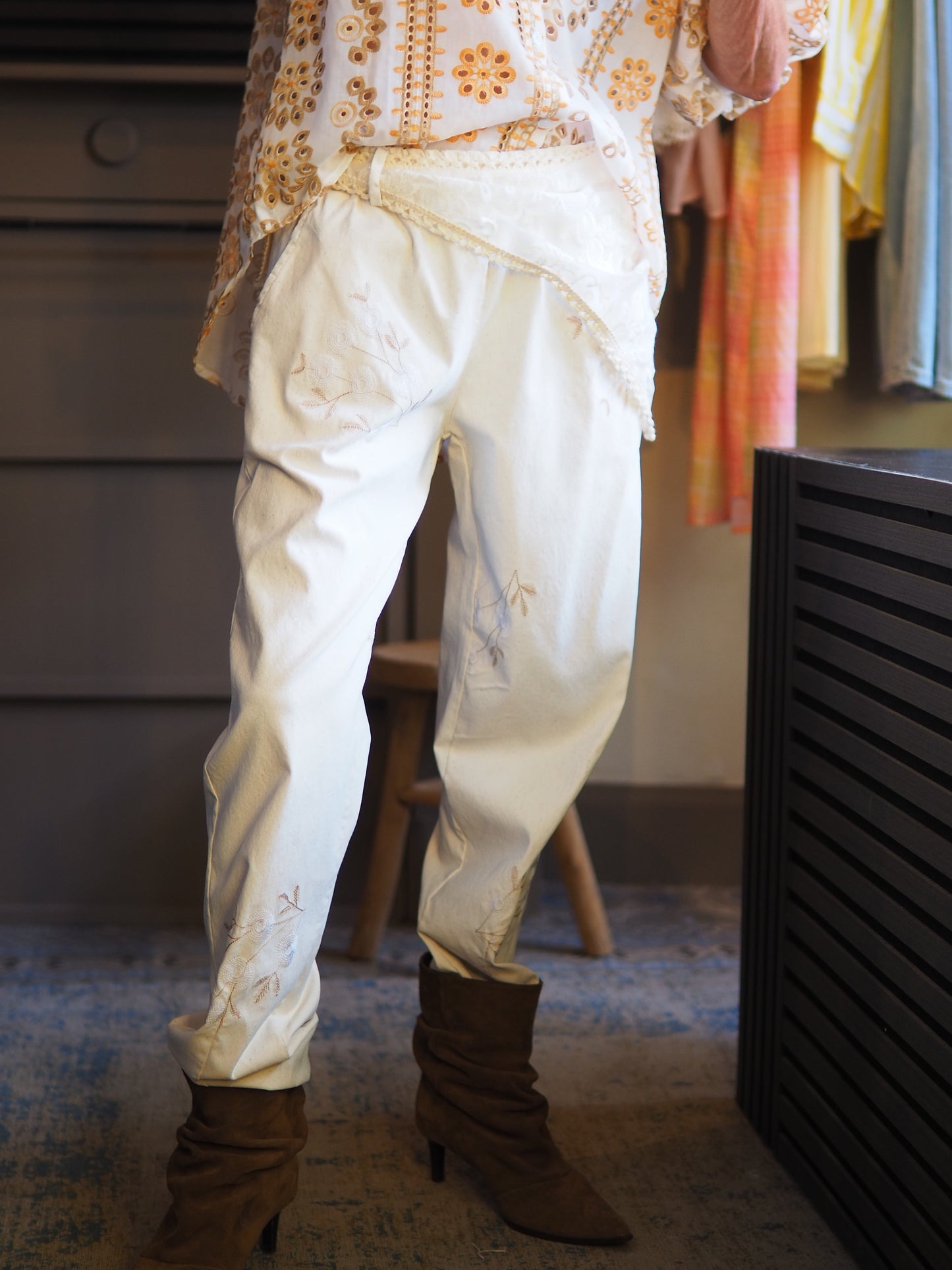 Taille unique convient du 36 au 40.

Mesures : Tour de taille maximum 106cm.
Composition : 35% Lin 10% Nylon 5% Elasthane.
Cathy mesure 1m66 fait un 36 et porte une taille unique.


Pantalon super agréable écru avec broderies et foulard en voile. Taille élastique.