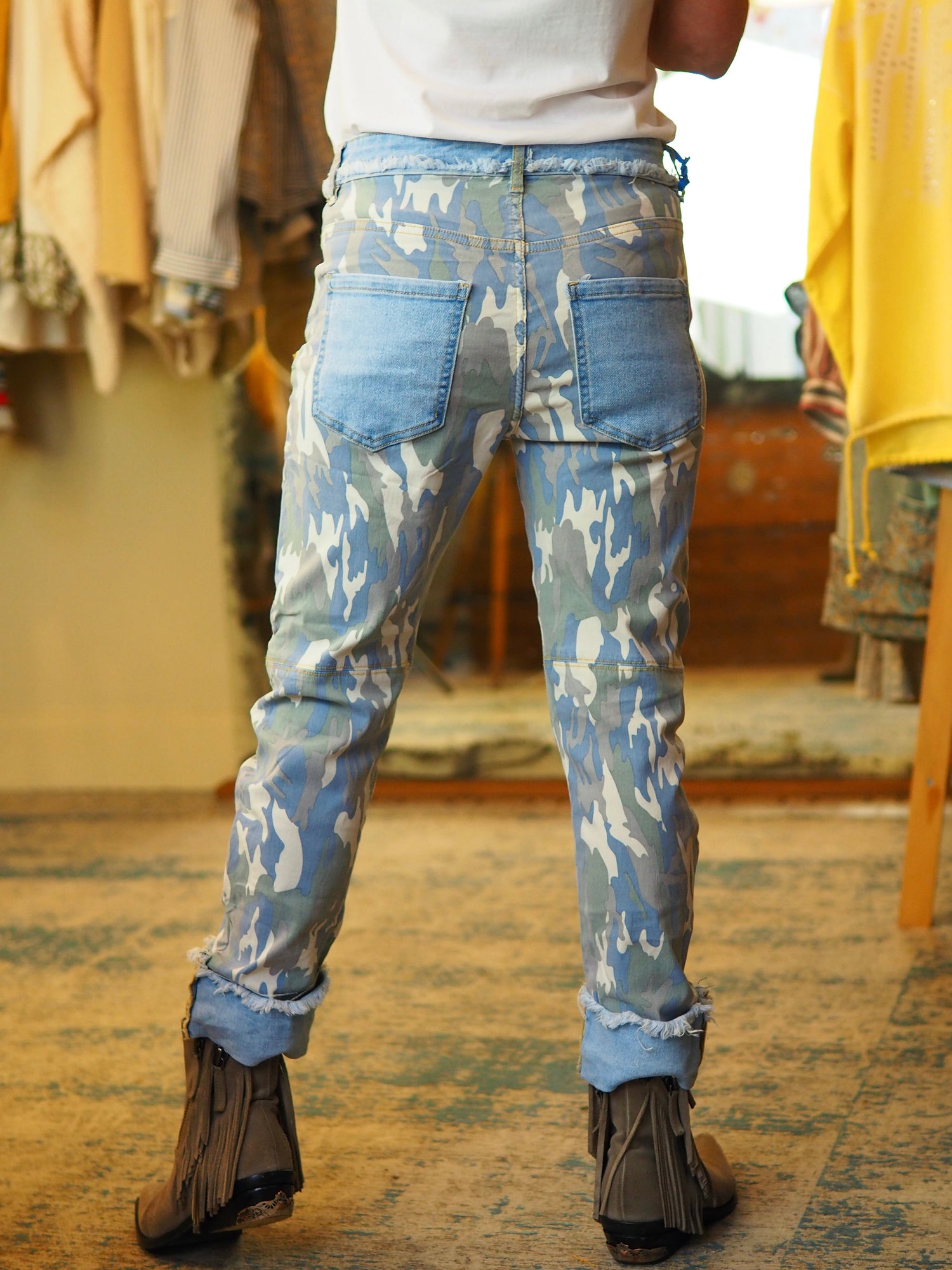 Pantalon camouflage bleu/kaki finition jeans. Taille bien. J'adore❤️

76% Viscose 21% Nylon 3% Elastane.
Taille S/36 M/38 L/40 XL/42
Cathy mesure 1m66 fait un 36 et porte une taille S.