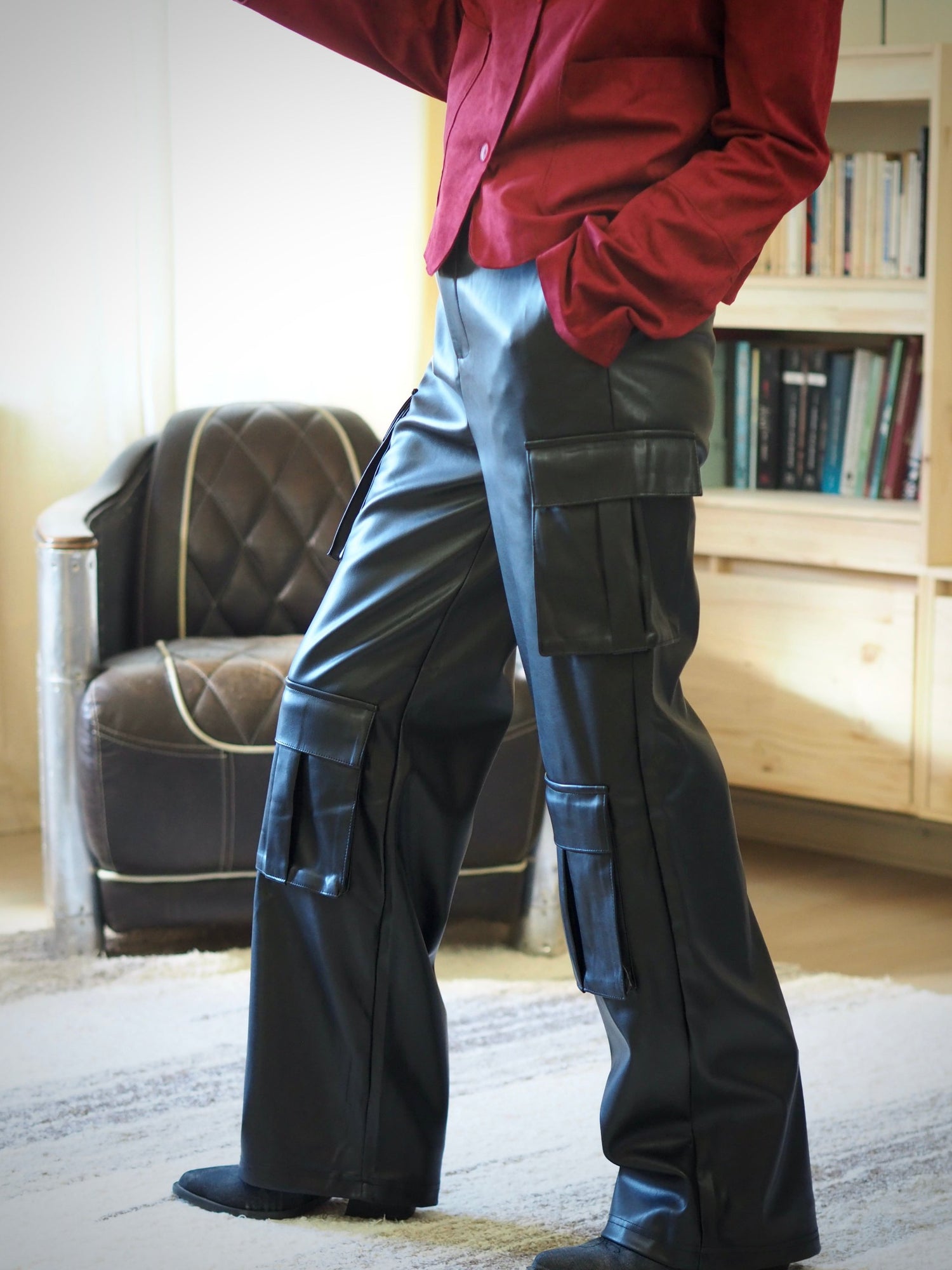 Pantalon Cargo dans un simili très souple et très doux.

100% Polyurethane.
Taille S/36 M/38 L/40.