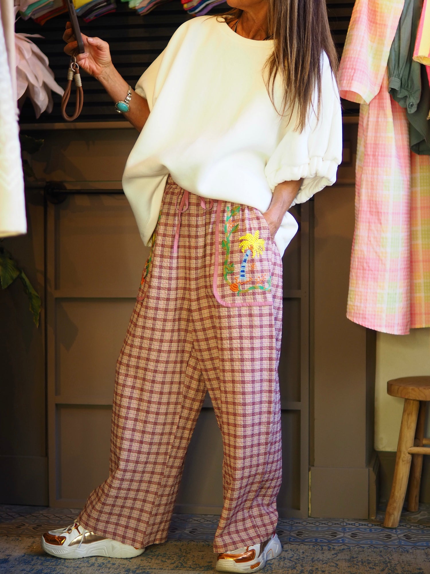 Taille unique convient du 36 au 42.

Mesures : Tour de taille maximum 110cm.
Composition : 47% Coton 33% Viscose 13% Polyester 7% Autres fibres.
Cathy mesure 1m66 fait un 36 et porte une taille unique.


Pantalon carreaux dans les tons rose et rouge. Broderies sur les poches avants. Taille élastique.