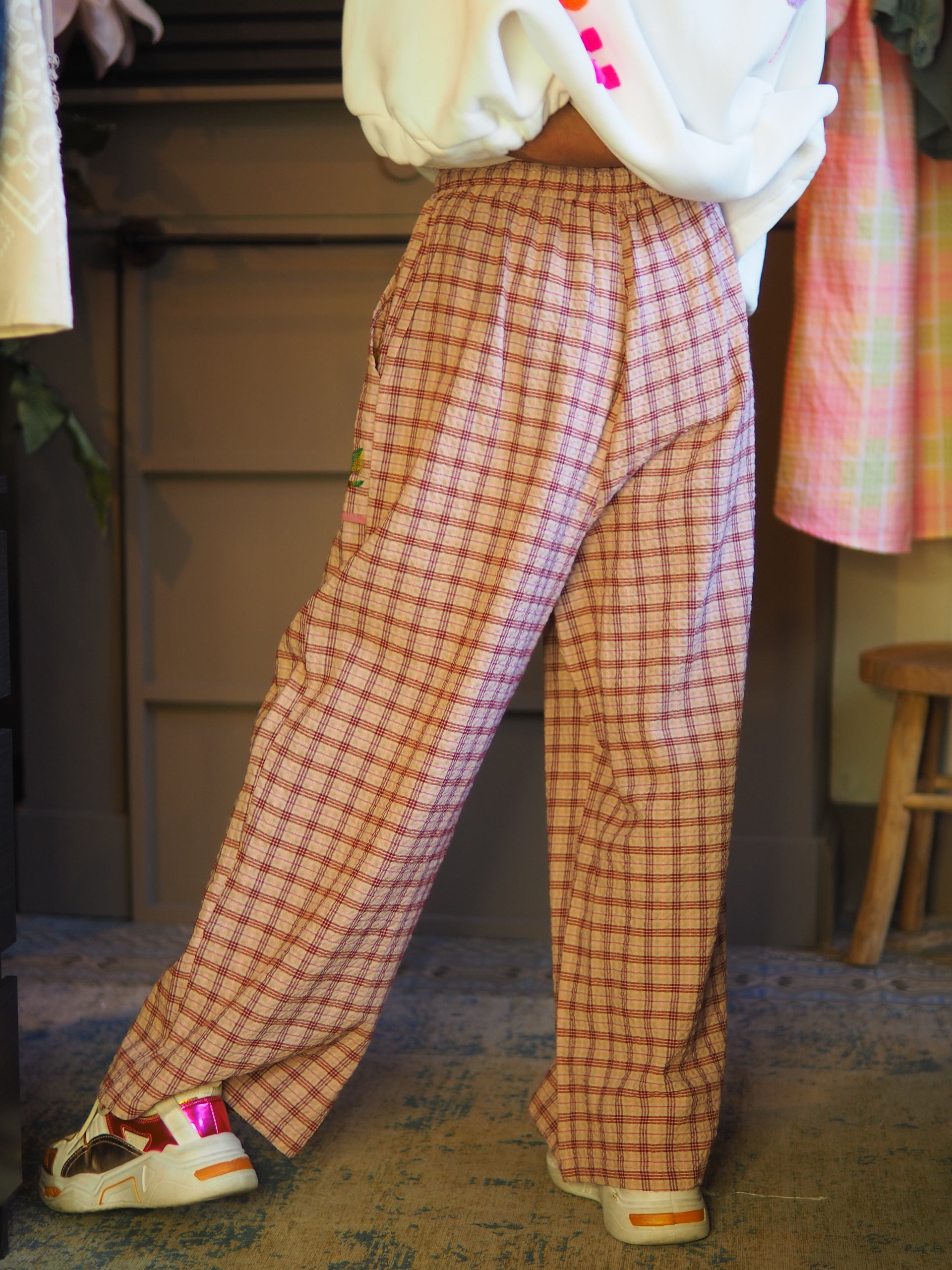 Taille unique convient du 36 au 42.

Mesures : Tour de taille maximum 110cm.
Composition : 47% Coton 33% Viscose 13% Polyester 7% Autres fibres.
Cathy mesure 1m66 fait un 36 et porte une taille unique.


Pantalon carreaux dans les tons rose et rouge. Broderies sur les poches avants. Taille élastique.