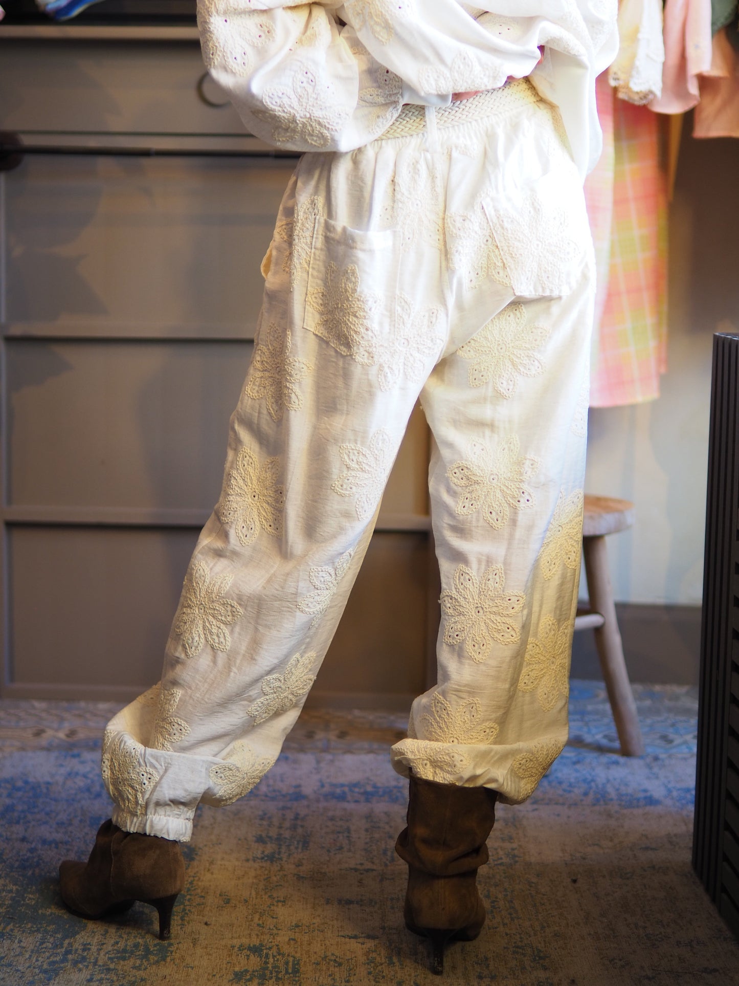 Taille unique convient du 36 au 40.

Mesures : Tour de taille maximum 110cm.
Composition : 87% Tencel 13% Nylon.
Cathy mesure 1m66 fait un 36 et porte une taille unique.


Pantalon écru avec broderies. Shorty incorporé pour éviter la transparence. Ceinture comprise. 2 poches cotés. Bas élastique.