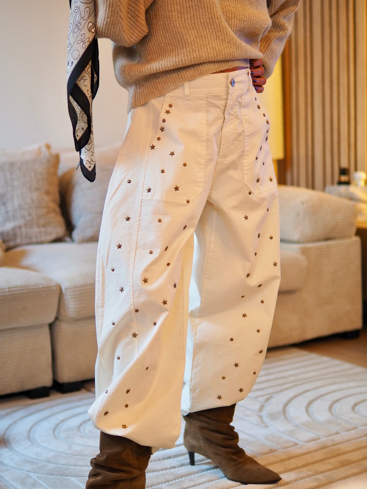 Magnifique pantalon écru cloutés.