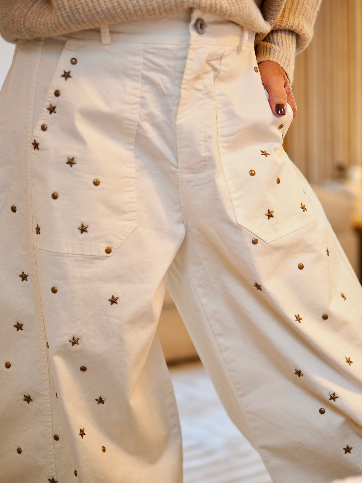 Magnifique pantalon écru cloutés.