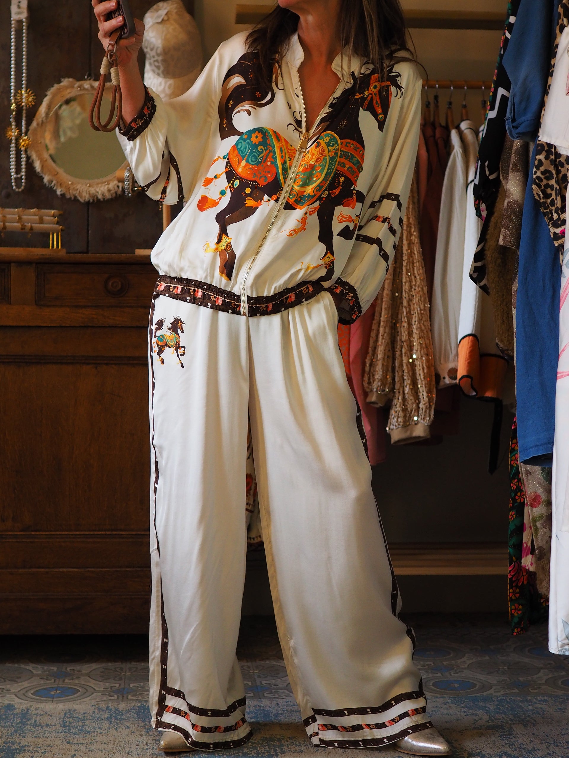 Pantalon fluide écru avec motifs marrons. Une pépite porté avec la veste Mira.

80% Viscose 20% Soie.
Taille unique convient du 36 au 40.
Tour de taille maximum 100cm.