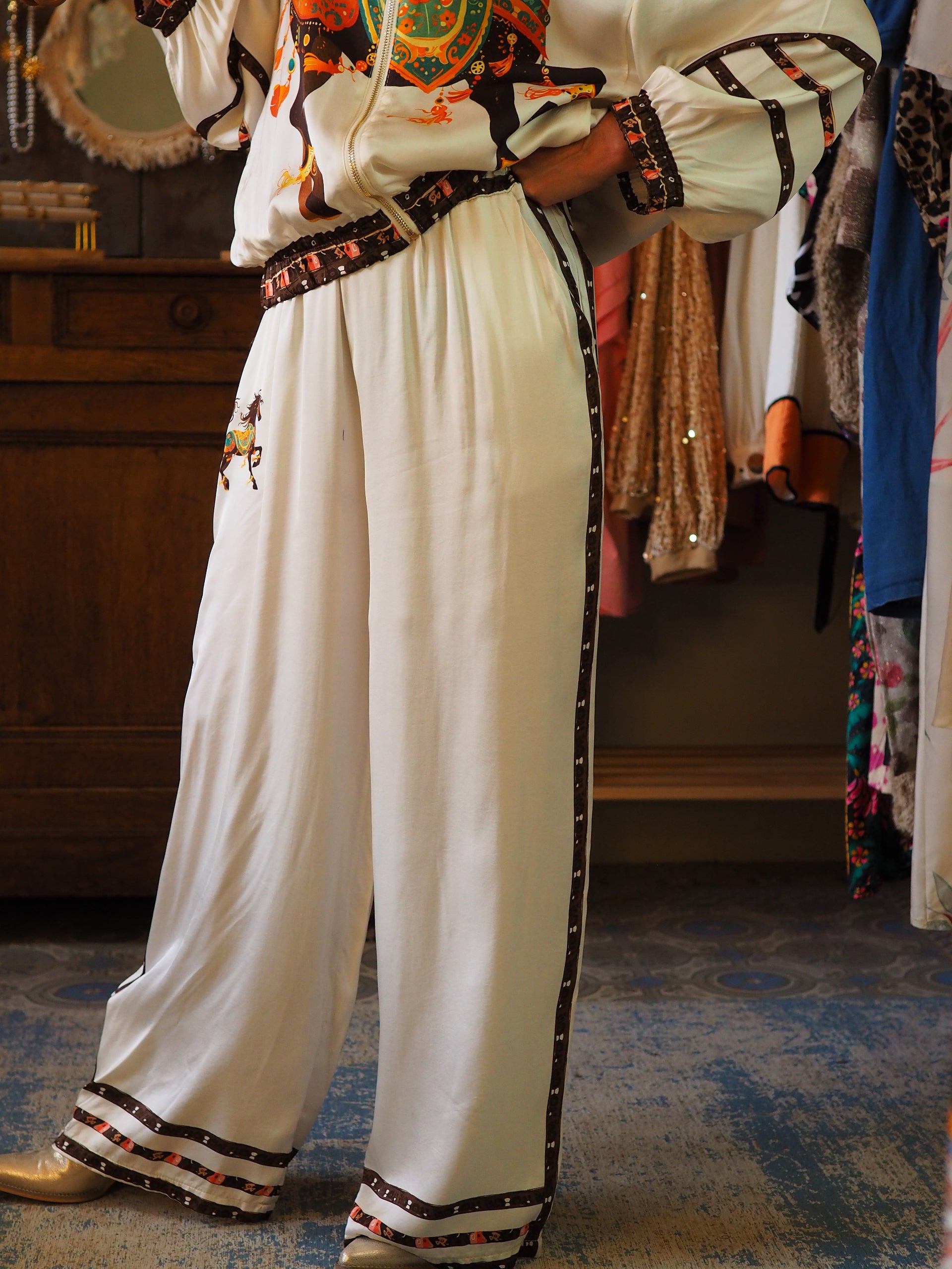 Pantalon fluide écru avec motifs marrons. Une pépite porté avec la veste Mira.

80% Viscose 20% Soie.
Taille unique convient du 36 au 40.
Tour de taille maximum 100cm.