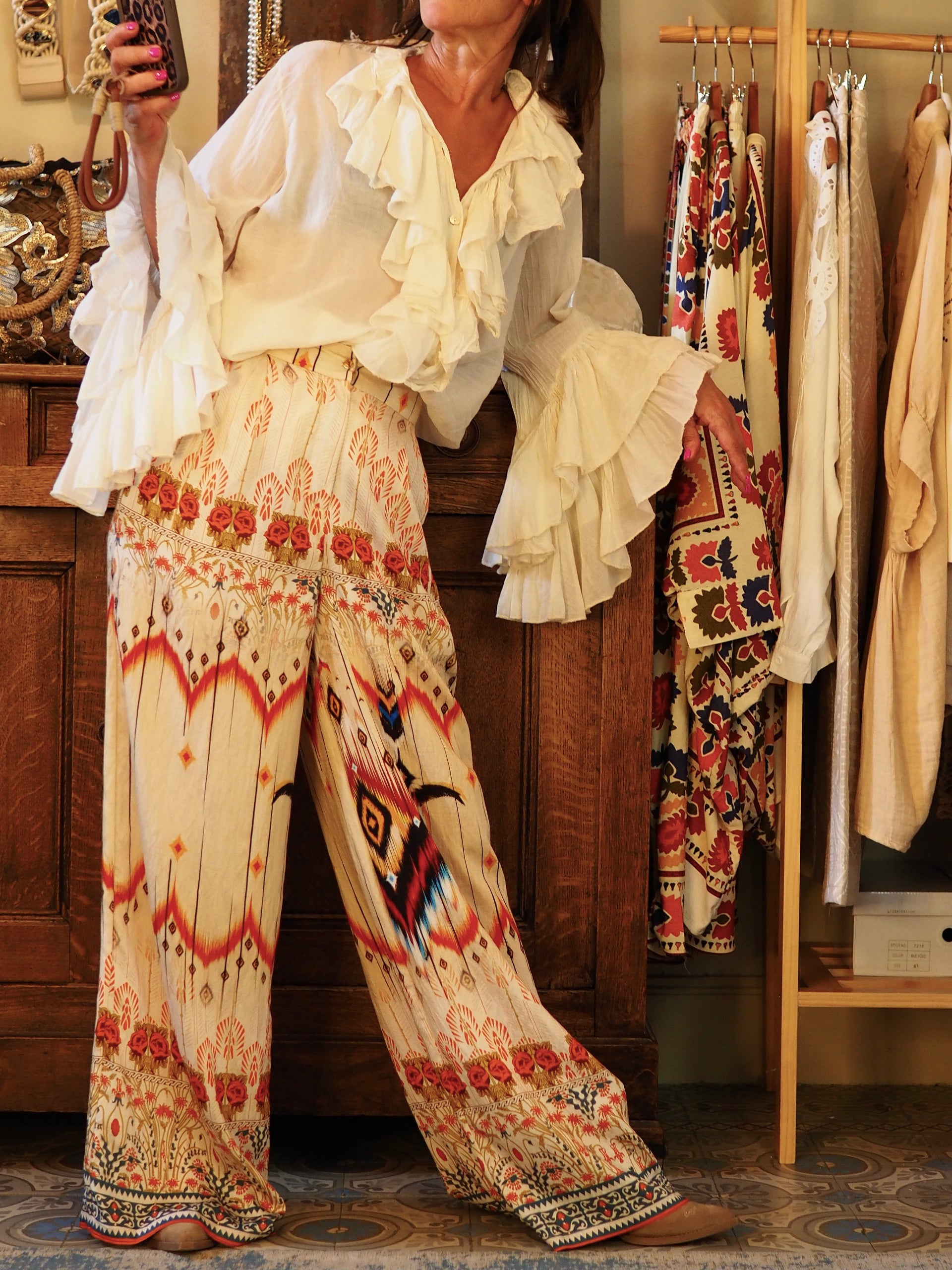 Pantalon fluide dans les tons beiges et orangés. Boutonné à l'avant et tirette avecdos élastique.

86% Viscose 14% Polyamide.
Taille S/M:36/38 et M/L:38/40(petit 42).