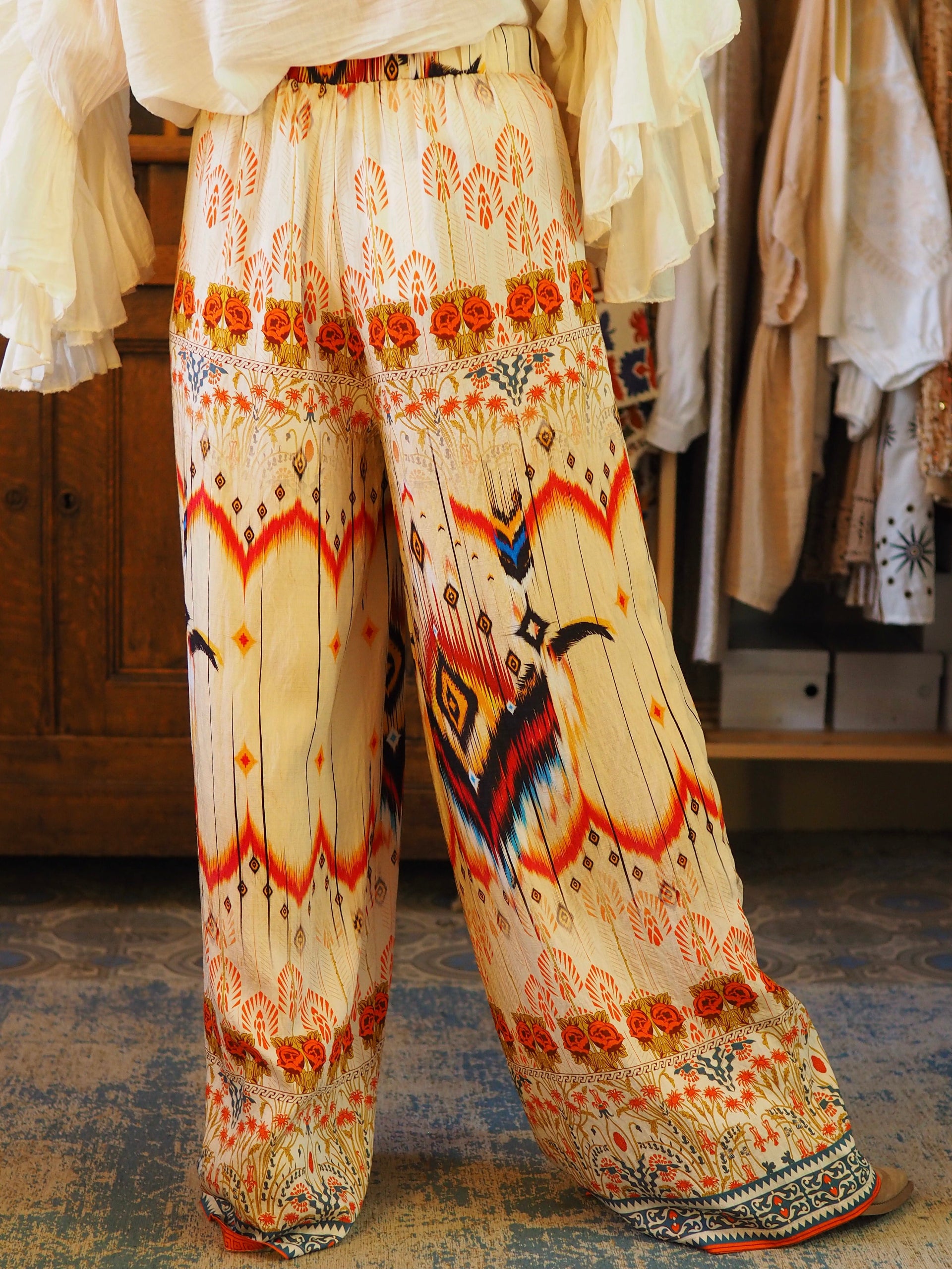 Pantalon fluide dans les tons beiges et orangés. Boutonné à l'avant et tirette avecdos élastique.

86% Viscose 14% Polyamide.
Taille S/M:36/38 et M/L:38/40(petit 42).