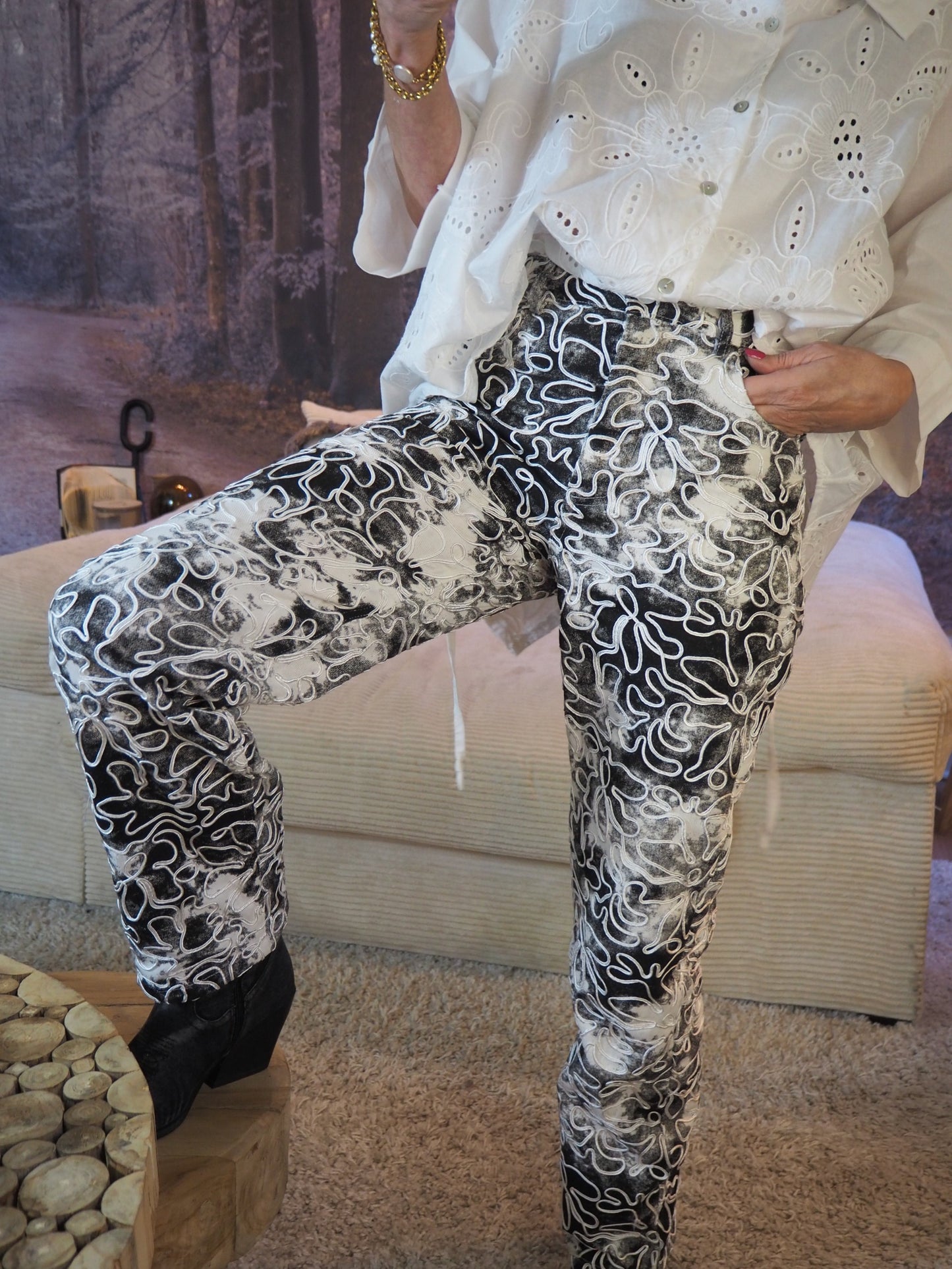 Pantalon en toile, blanc tie and die noir. Cordon stainé qui fait office de broderie en relief. Une vrai pépites 100% Coton. Taille S/36 M/38 et L/40.