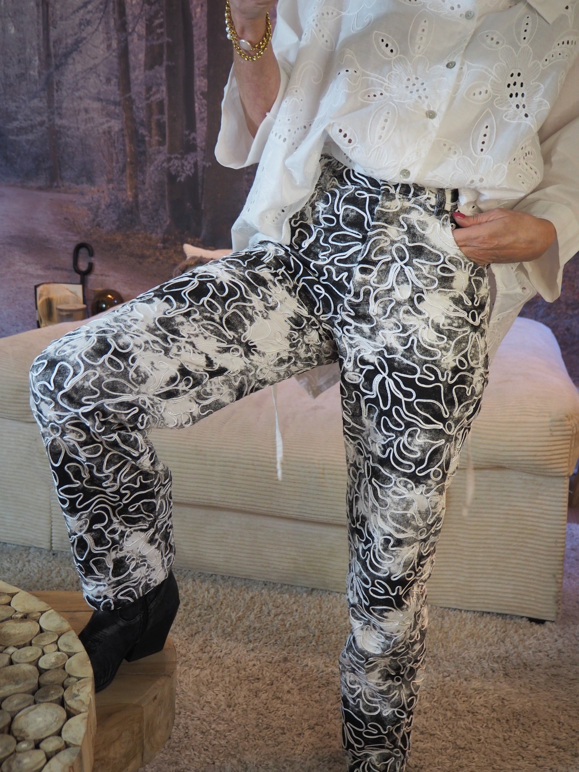 Pantalon en toile, blanc tie and die noir. Cordon stainé qui fait office de broderie en relief. Une vrai pépites 100% Coton. Taille S/36 M/38 et L/40.