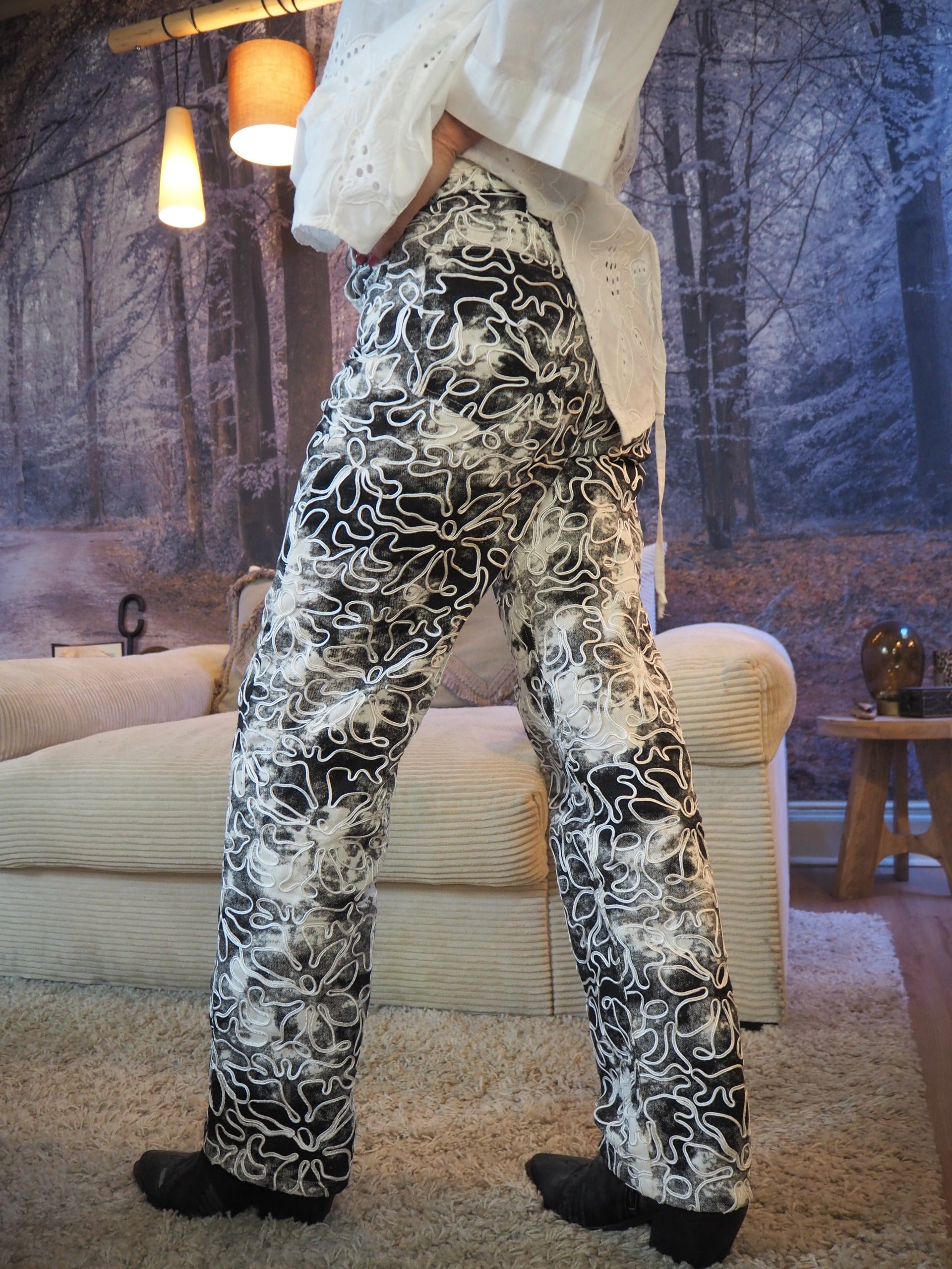 Pantalon en toile, blanc tie and die noir. Cordon stainé qui fait office de broderie en relief. Une vrai pépites 100% Coton. Taille S/36 M/38 et L/40.