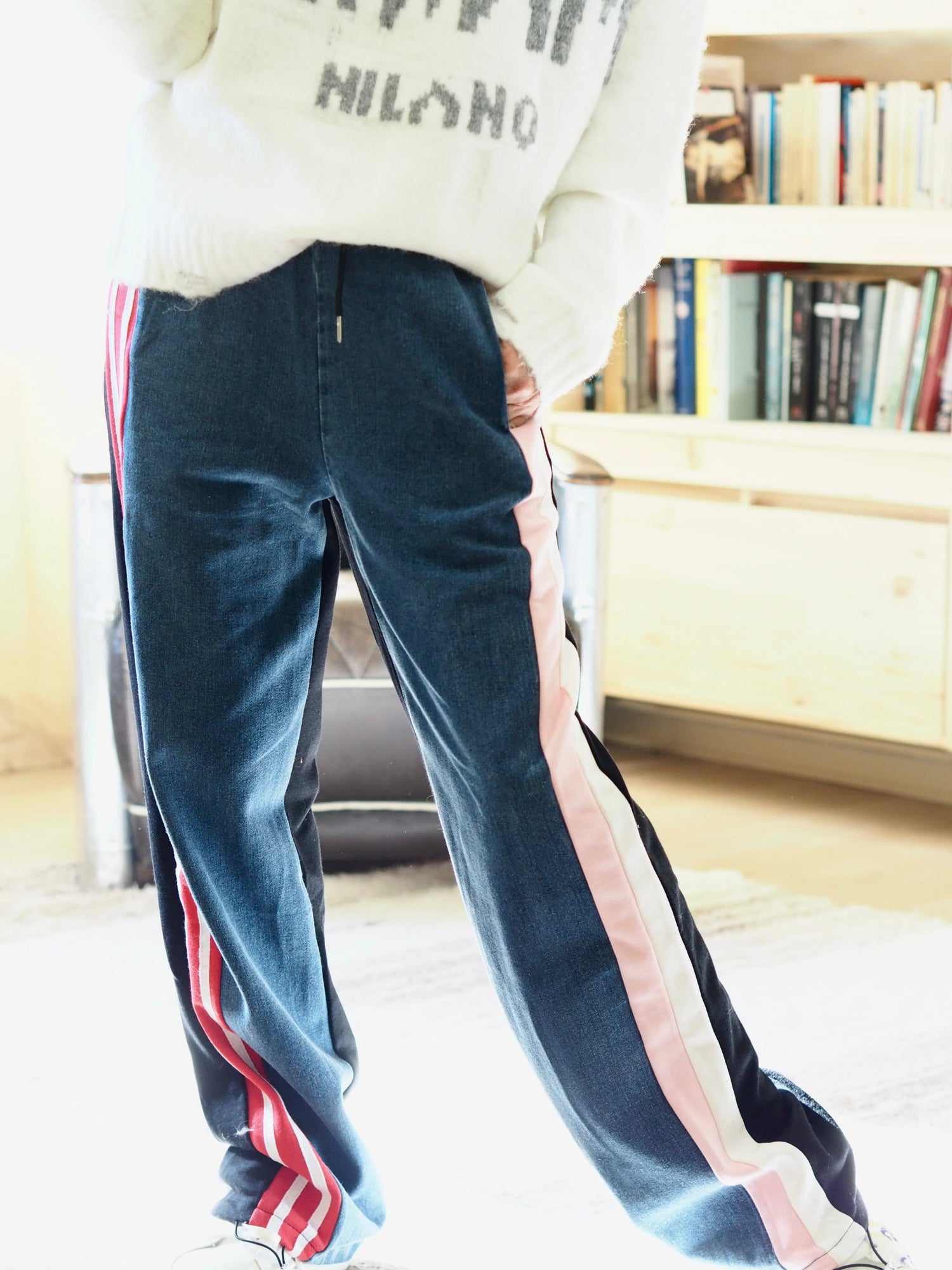 Pantalon jog jeans et sweat à l'arrière. Taille élastique. Resserable dans le bas par des cordons.

95% Coton 5% Polyester.
Taille unique convient du 36 au 38/40.
Tour de taille maximum 100cm.