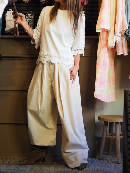 Taille S/M-38/40 et M/L-40/42

Composition : 100% Coton.
Cathy mesure 1m66 fait un 36 et porte une taille S/M.


Pantalon beige très large. Je fais un 36 mais trop grand pour moi. Elastique dans le dos.