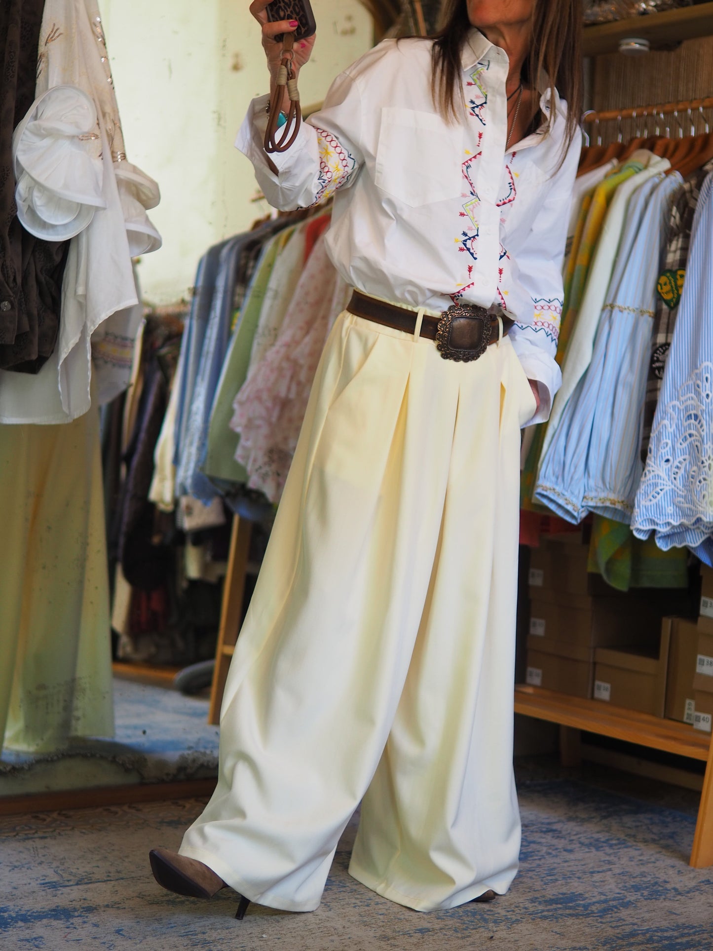 Pantalon large jaune pastel à taille haute avec plis élégants. Fluide et confortable, pour un look chic et lumineux.&nbsp;

Taille unique du 36 au 40 .
65% Polyester 30% Viscose 5% Elasthane.
Tour de taille maximum 94cm.