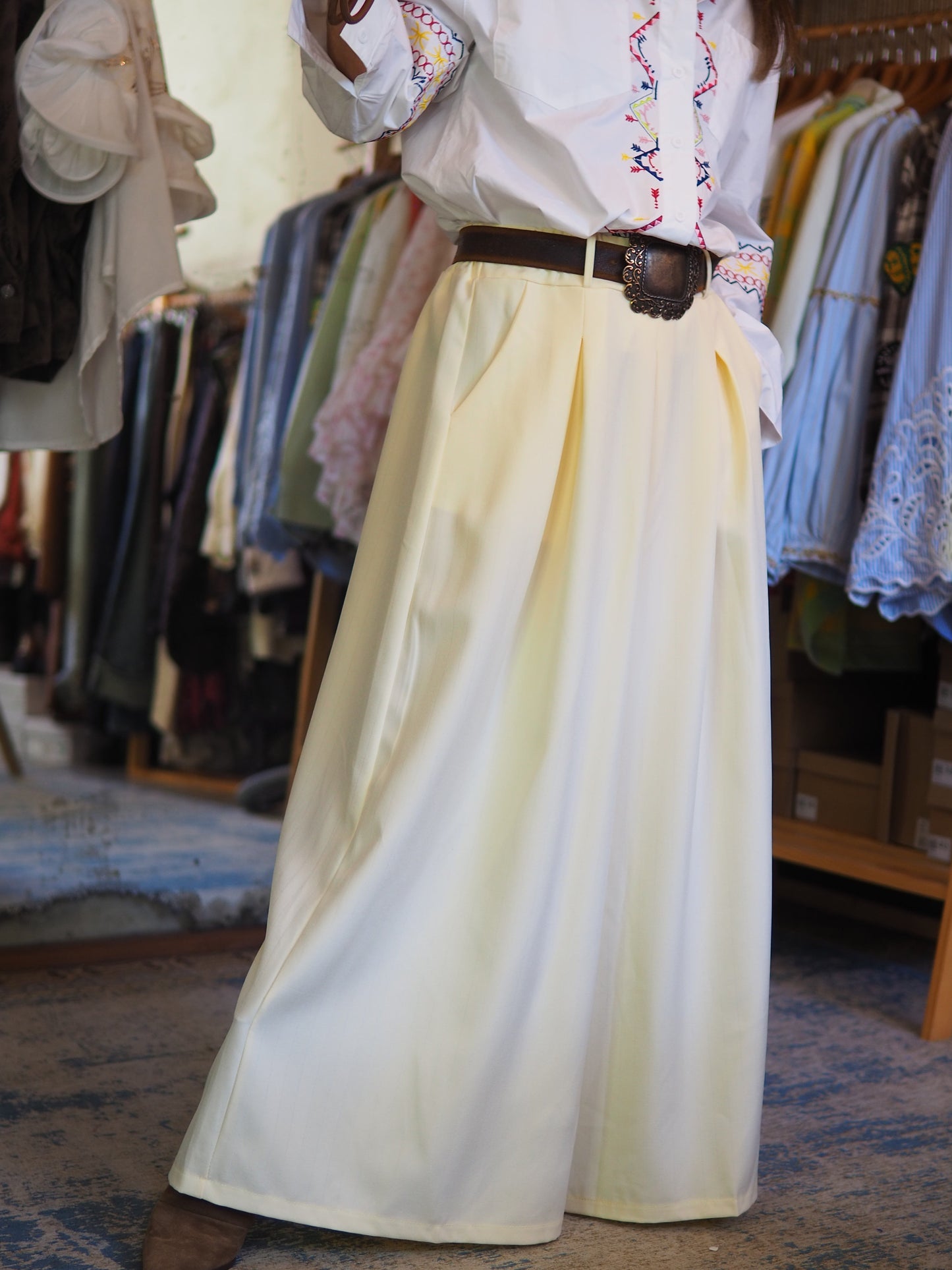 Pantalon large jaune pastel à taille haute avec plis élégants. Fluide et confortable, pour un look chic et lumineux.&nbsp;

Taille unique du 36 au 40 .
65% Polyester 30% Viscose 5% Elasthane.
Tour de taille maximum 94cm.