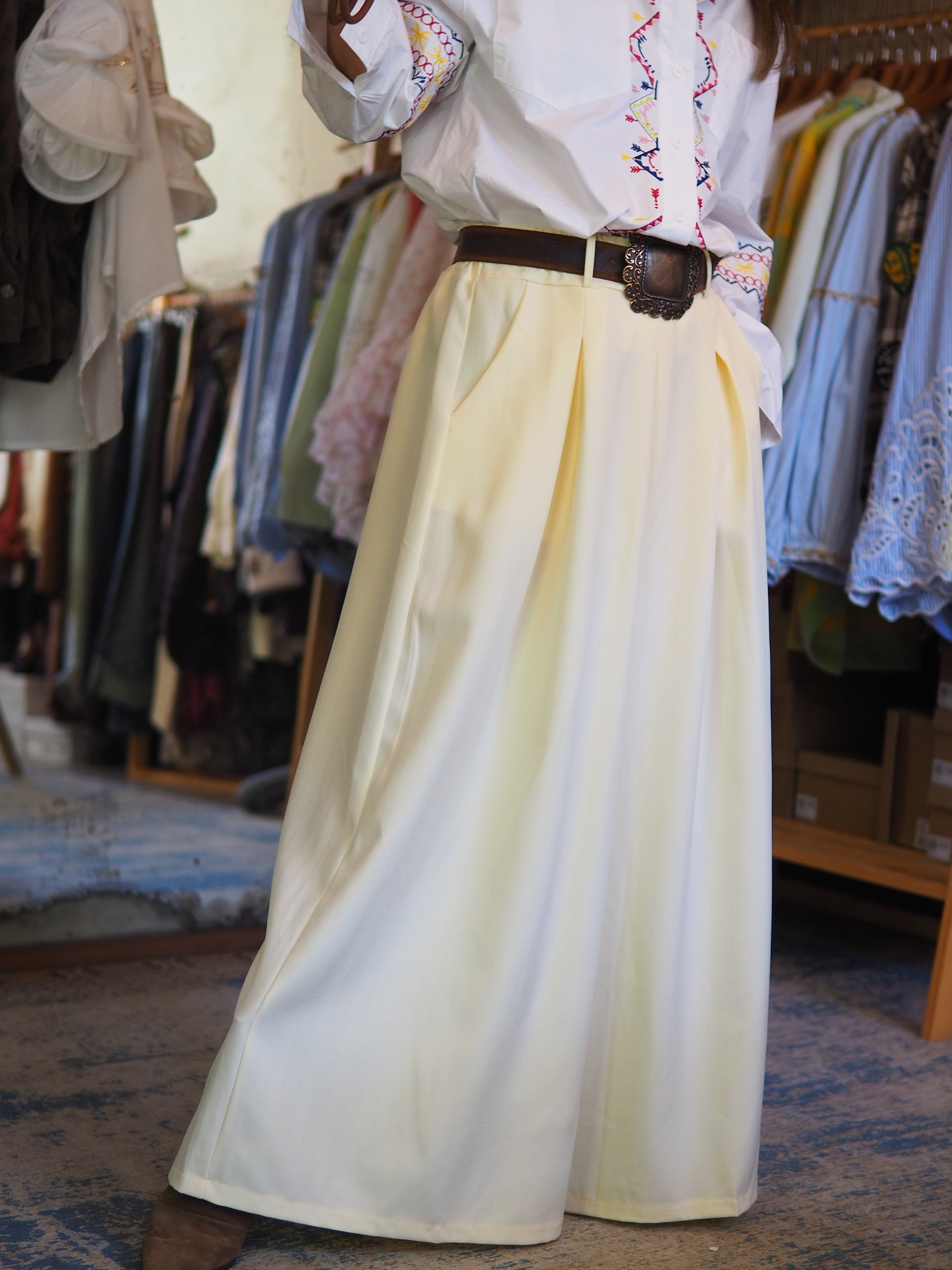 Pantalon large jaune pastel à taille haute avec plis élégants. Fluide et confortable, pour un look chic et lumineux.&nbsp;

Taille unique du 36 au 40 .
65% Polyester 30% Viscose 5% Elasthane.
Tour de taille maximum 94cm.