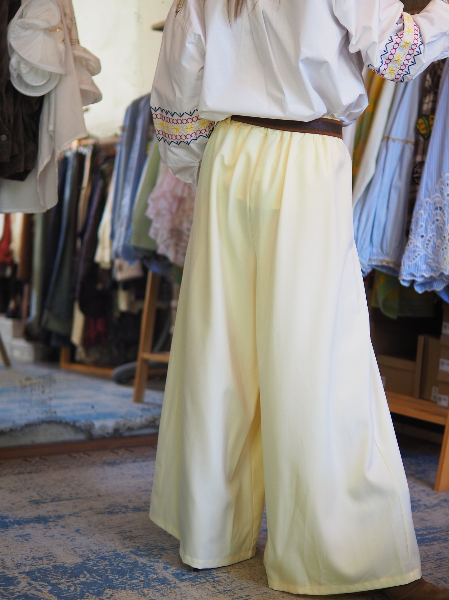 Pantalon large jaune pastel à taille haute avec plis élégants. Fluide et confortable, pour un look chic et lumineux.&nbsp;

Taille unique du 36 au 40 .
65% Polyester 30% Viscose 5% Elasthane.
Tour de taille maximum 94cm.