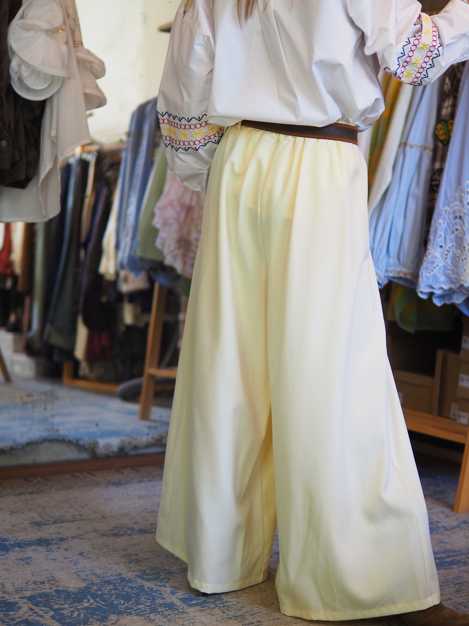 Pantalon large jaune pastel à taille haute avec plis élégants. Fluide et confortable, pour un look chic et lumineux.&nbsp;

Taille unique du 36 au 40 .
65% Polyester 30% Viscose 5% Elasthane.
Tour de taille maximum 94cm.