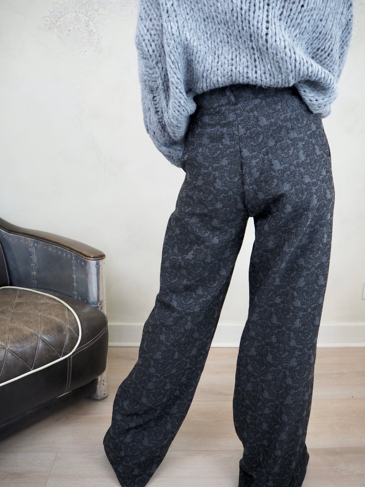 Pantalon taille haute, noir et gris avec motifs structurés. Très chic. Il est assez long. 70% Polyester 30% Acétate. Taille S/36 M/38 L/40.