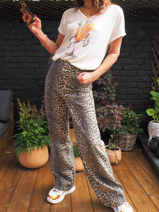  Pantalon en toile léopard, une pépite tendance...  85% Coton 15% Polyester. Taille S/36 M/38 L/40.
