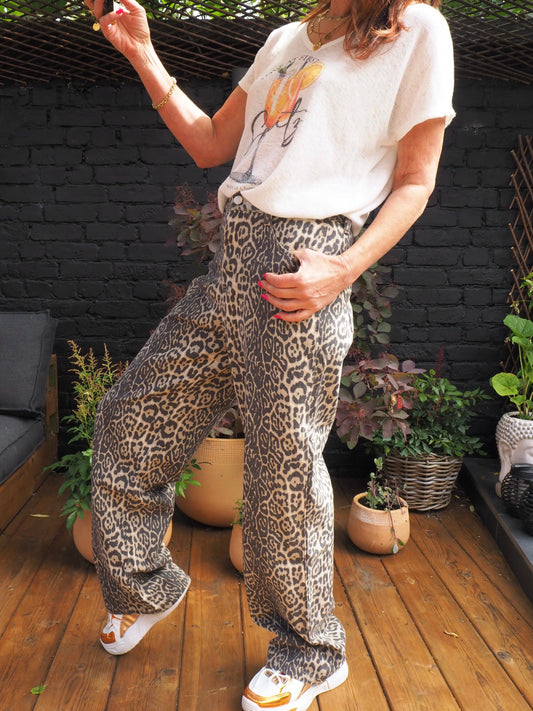  Pantalon en toile léopard, une pépite tendance...  85% Coton 15% Polyester. Taille S/36 M/38 L/40.