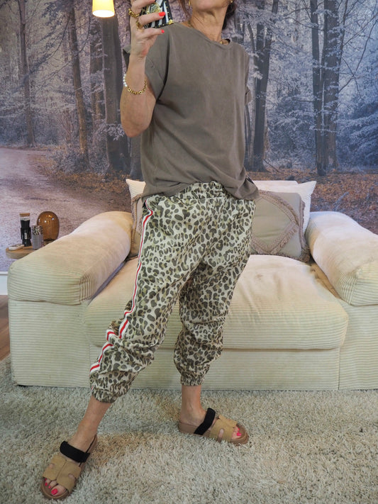 Pantalon/jog léopard avec bande rouge et blanche sur le coté. Taille élastique. 100% Coton. Taille S/M-36/38 et M/L-38/40.