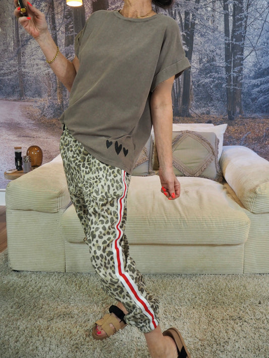 Pantalon/jog léopard avec bande rouge et blanche sur le coté. Taille élastique. 100% Coton. Taille S/M-36/38 et M/L-38/40.