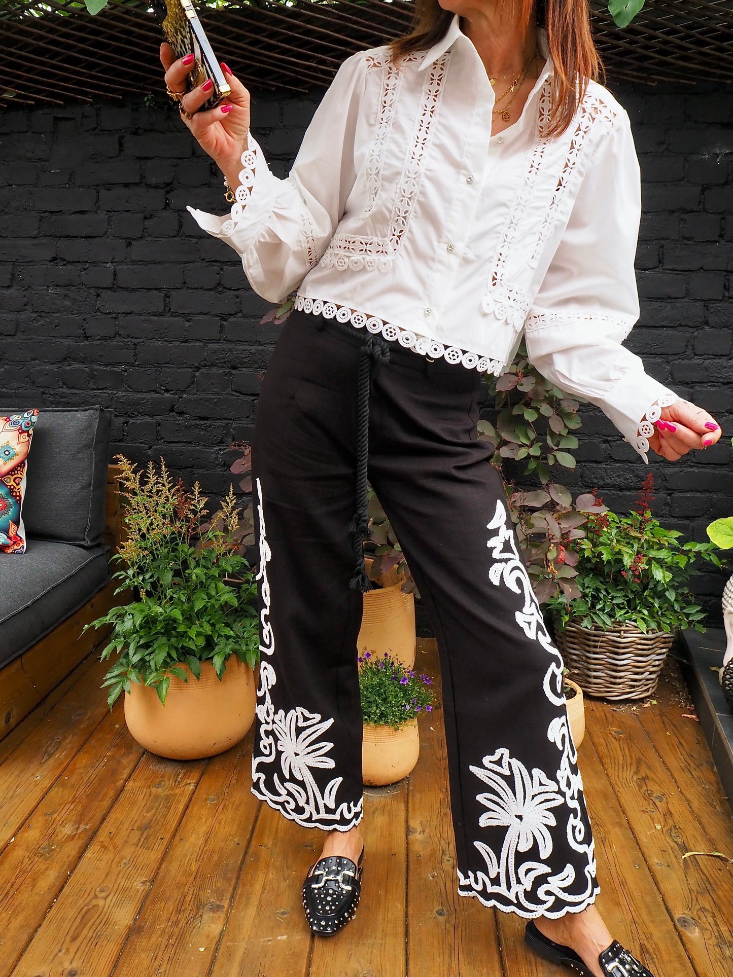 Pantalon noir avec broderies blanches. Ceinture en cordon fournie avec.  55% Coton 45% Lin. Taille S/36 M/38 et L/40.