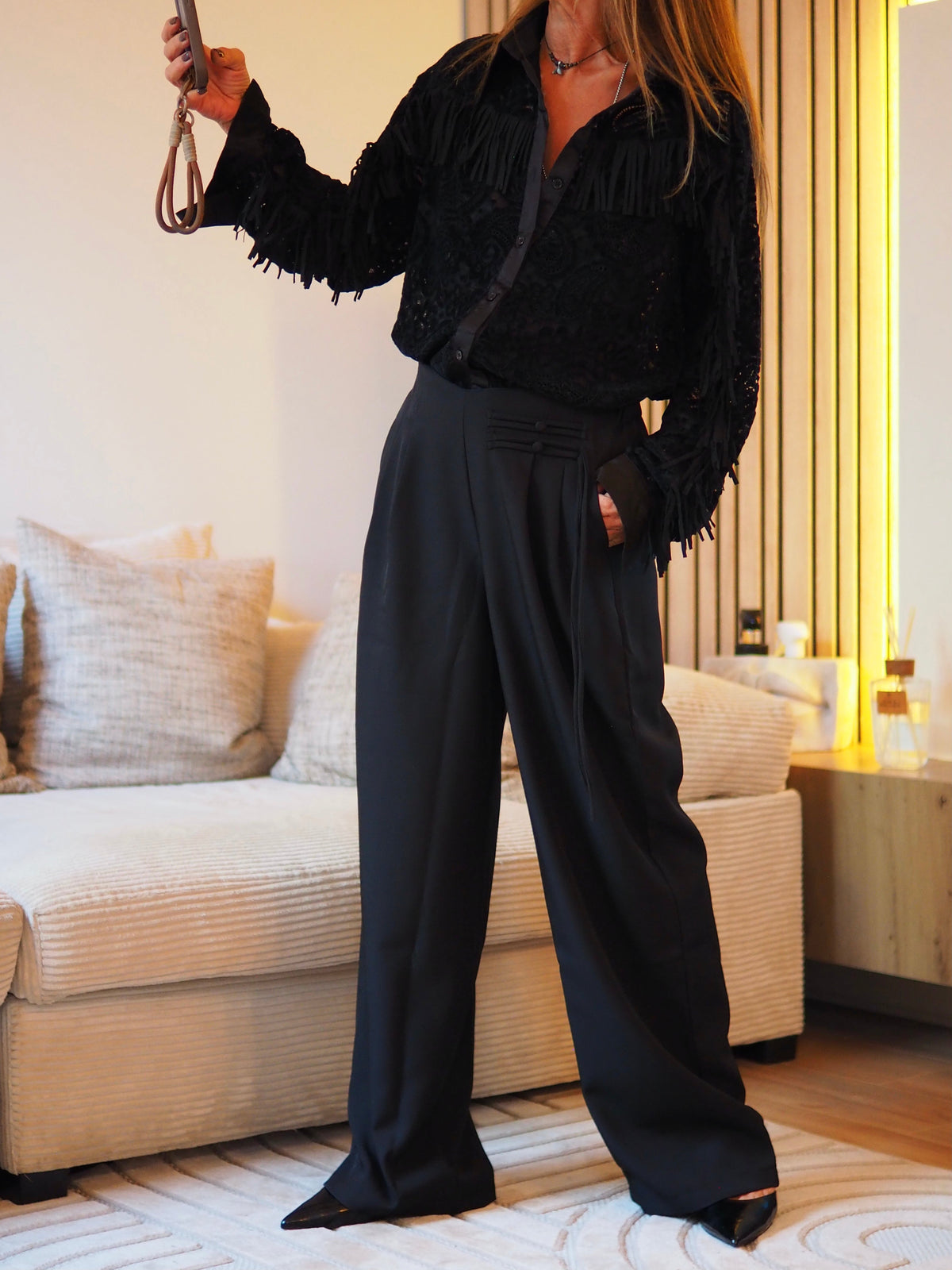 Taille S/M convient du 36 au 38 petit 40 selon le tour de taille.

Mesures : Tour de taille maximum 95cm.&nbsp;
Composition : 95% Viscose 5% Elashtane.
Cathy mesure 1m66 fait un 36 et porte une taille unique.

Pantalon noir fluide avec details sur le coté, boutons et cordons. 2 poches cotés.