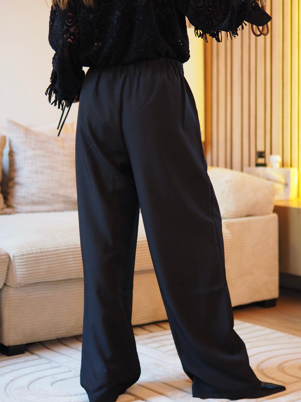 Taille S/M convient du 36 au 38 petit 40 selon le tour de taille.

Mesures : Tour de taille maximum 95cm.&nbsp;
Composition : 95% Viscose 5% Elashtane.
Cathy mesure 1m66 fait un 36 et porte une taille unique.

Pantalon noir fluide avec details sur le coté, boutons et cordons. 2 poches cotés.