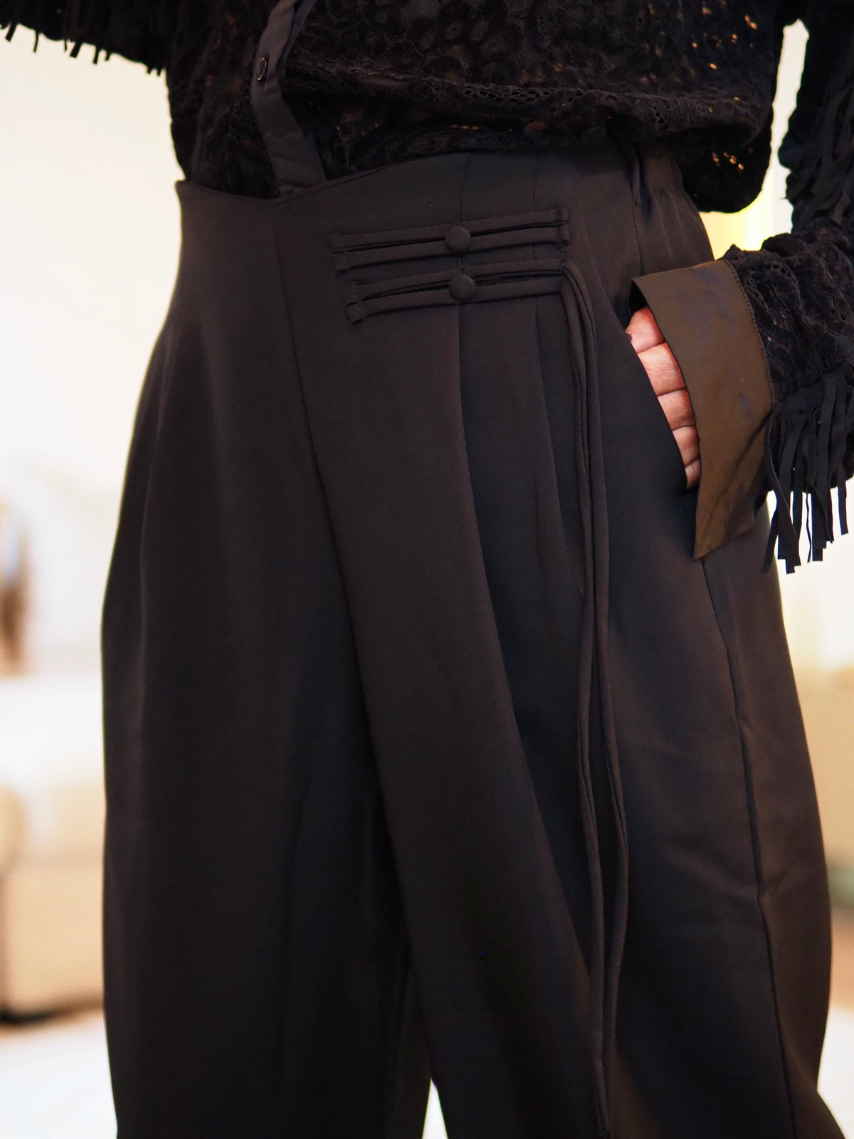 Taille S/M convient du 36 au 38 petit 40 selon le tour de taille.

Mesures : Tour de taille maximum 95cm.&nbsp;
Composition : 95% Viscose 5% Elashtane.
Cathy mesure 1m66 fait un 36 et porte une taille unique.

Pantalon noir fluide avec details sur le coté, boutons et cordons. 2 poches cotés.