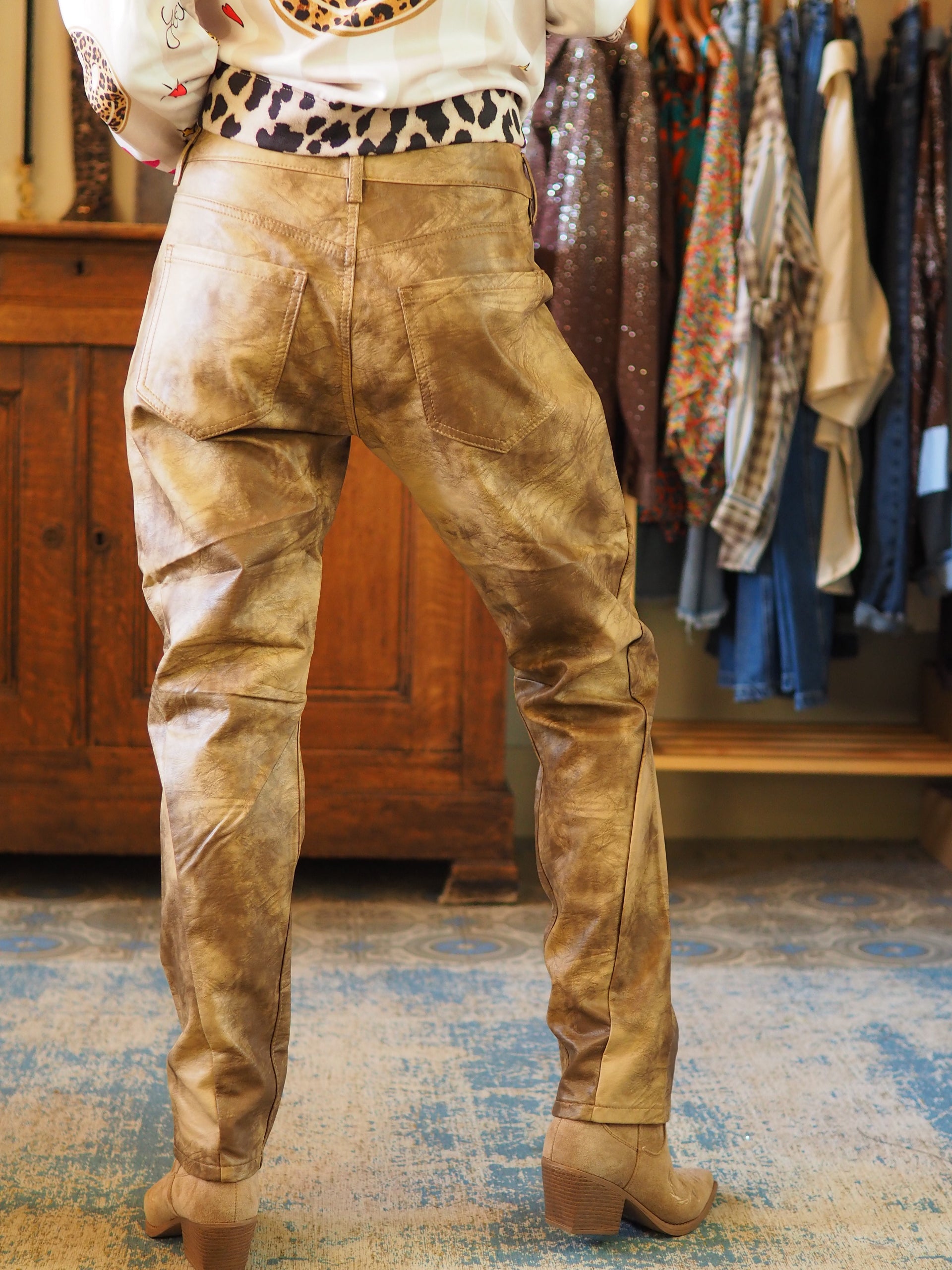 Pantalon simili marron/camel délavé. 

55% Viscose 45% Polyesther.
Taille S/36 M/38 L/40 XL/42.