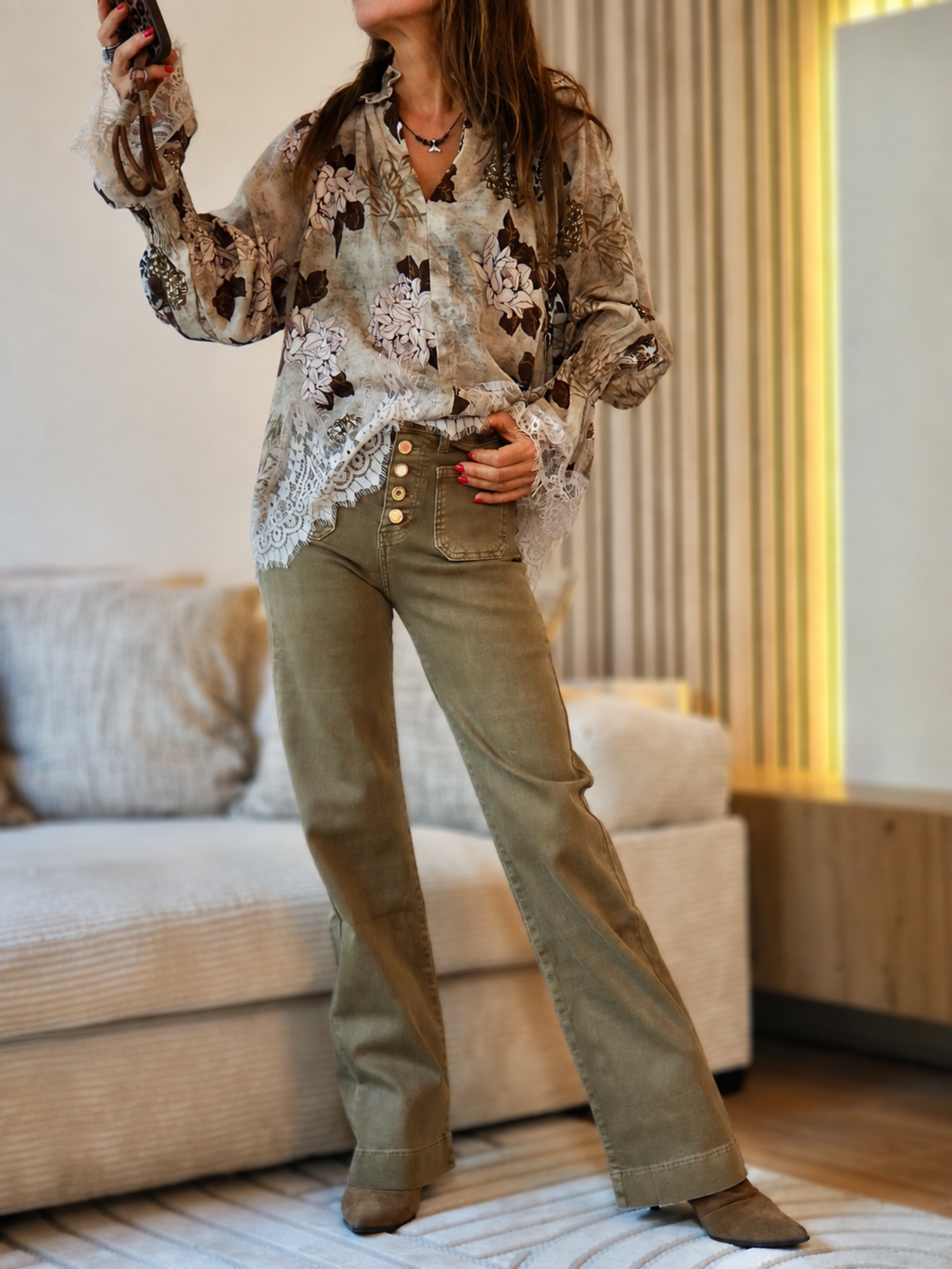 Taille 36, 38, 40 et 42

Composition : 98% Coton 2% Elasthane.
Cathy mesure 1m66 fait un 36 et porte une taille 34.


Pantalon jeans taupe/kaki. Boutons fantaisies.