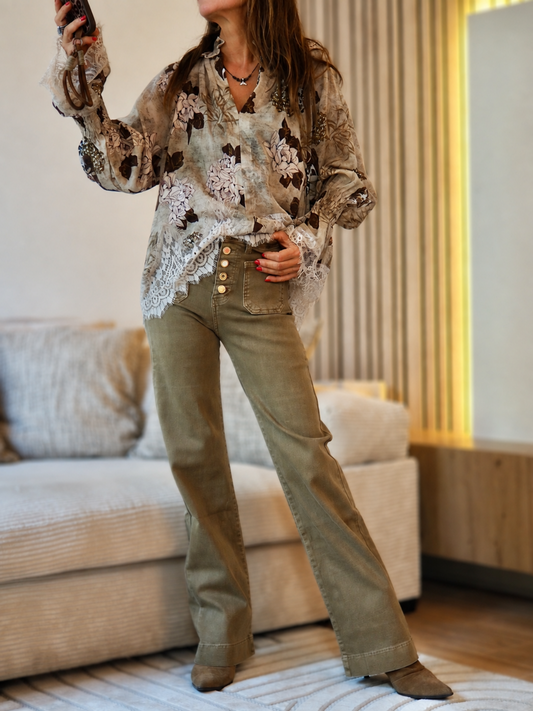 Taille 36, 38, 40 et 42

Composition : 98% Coton 2% Elasthane.
Cathy mesure 1m66 fait un 36 et porte une taille 34.


Pantalon jeans taupe/kaki. Boutons fantaisies.