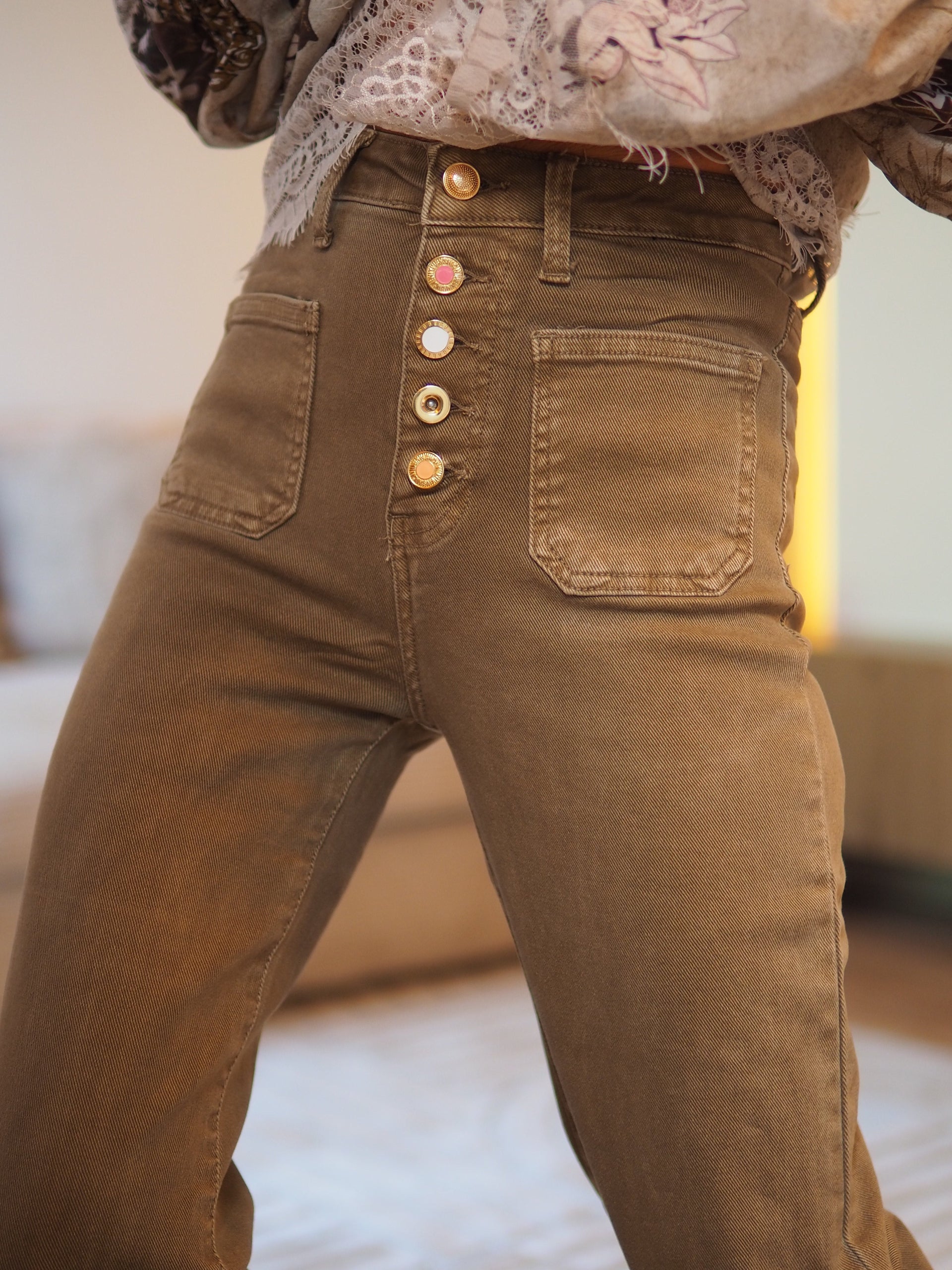 Taille 36, 38, 40 et 42

Composition : 98% Coton 2% Elasthane.
Cathy mesure 1m66 fait un 36 et porte une taille 34.


Pantalon jeans taupe/kaki. Boutons fantaisies.